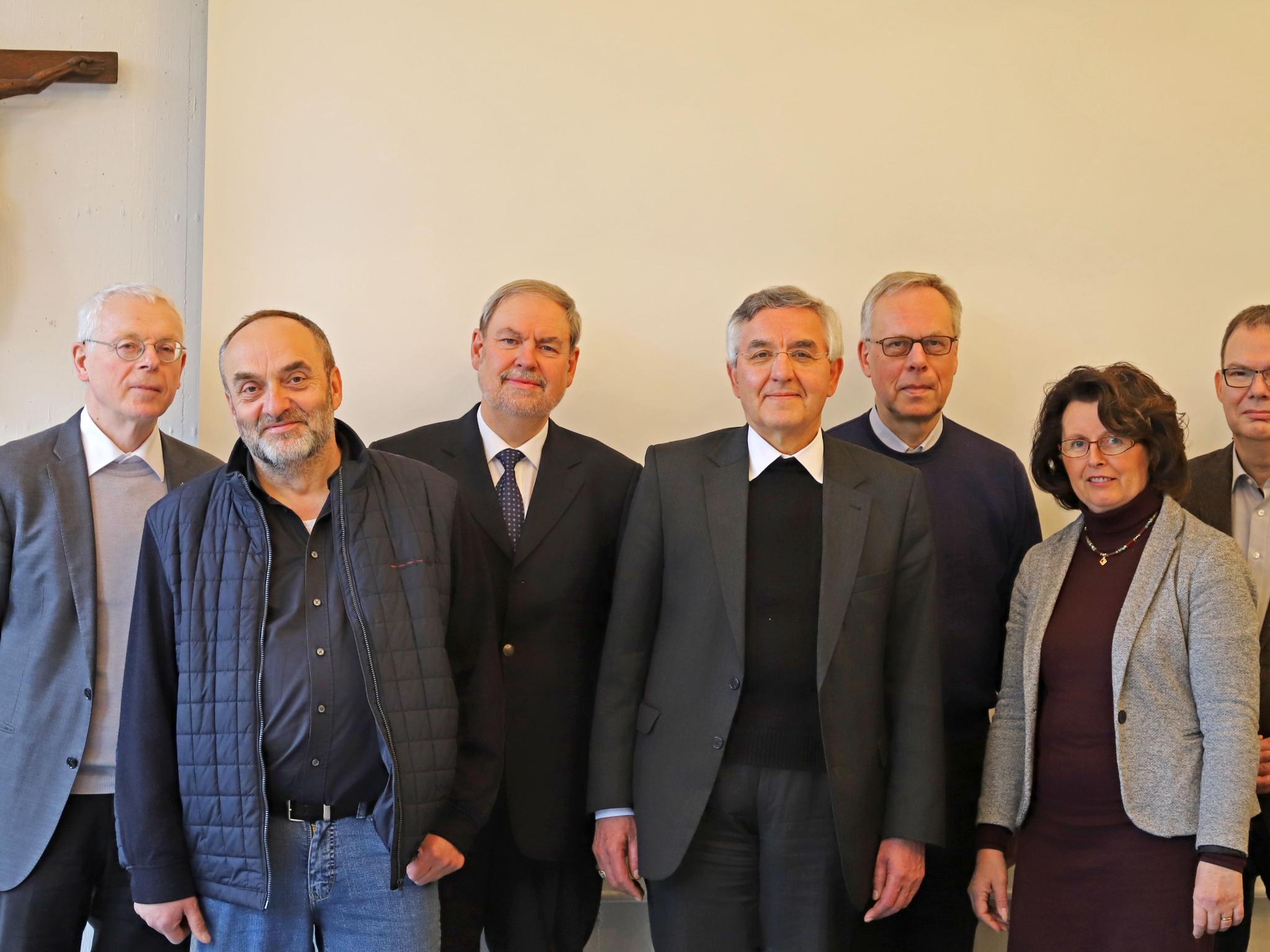 Die Mitglieder der Ökumenekommission: Prof. Dr. Josef Freitag, Hermann-Josef Schneider, Prof. Dr. Walter Andreas Euler, Weihbischof Franz Josef Gebert, Pfarrer Eugen Vogt, Anna-Rosa Werle und Matthias Neff (vlnr.) Es fehlen: Christine Unrath und Anne Pütz.
