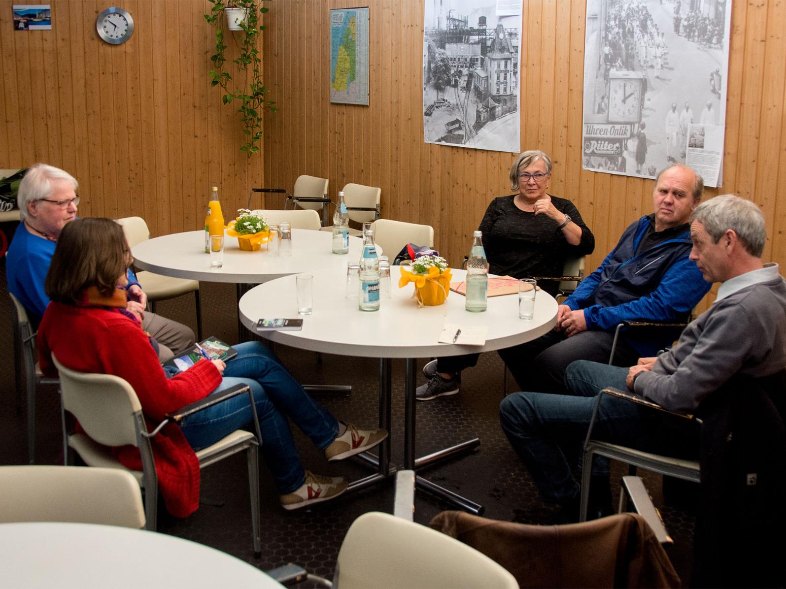 Von links nach rechts: Edelinde Bodi-Ihl, Ursula Rachor, Elfriede Kreuz, Pfarrer Josef Jirasek und Helmut Willems