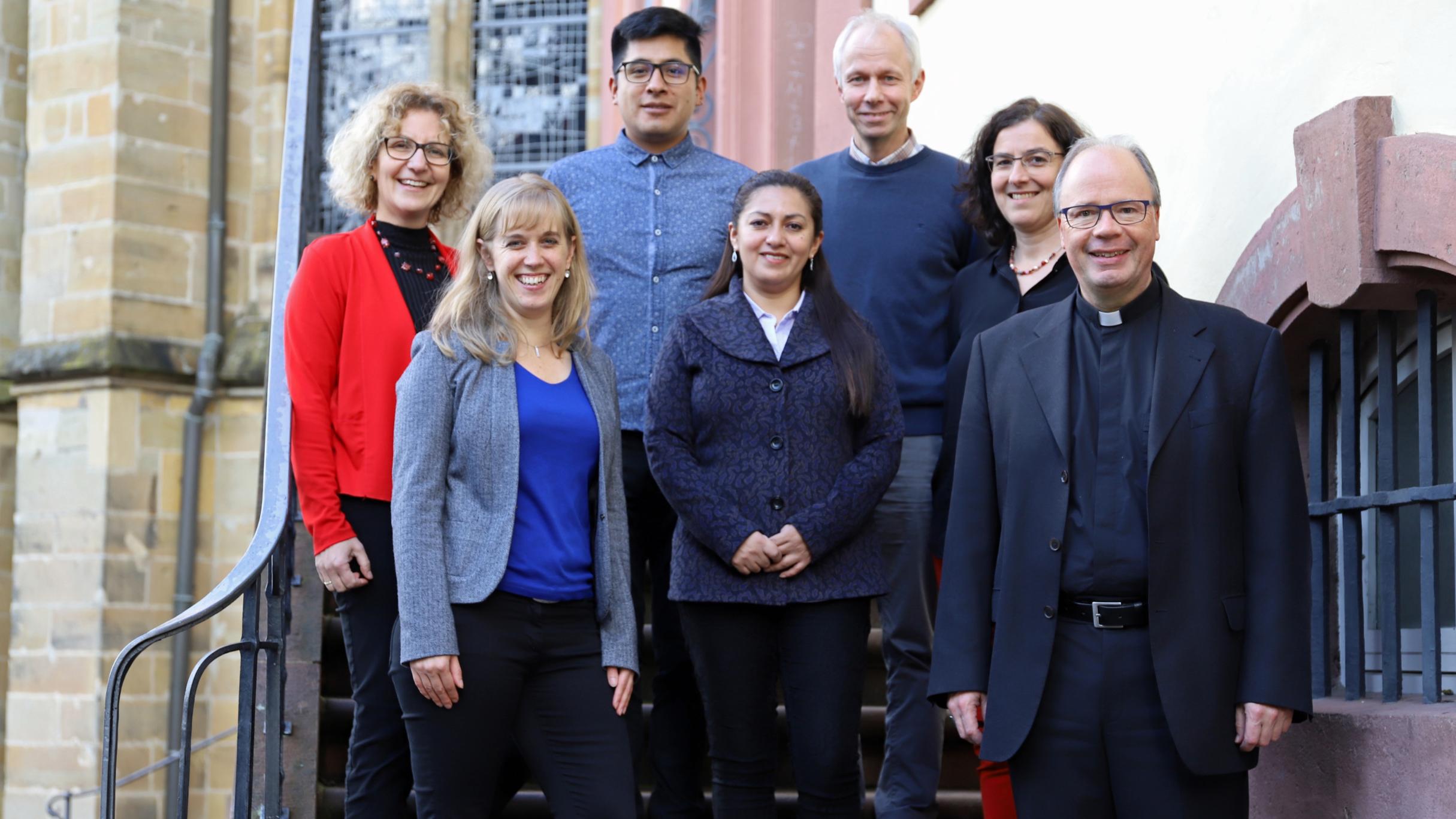 Irene Jötten, Susanne Kiefer, José Luis Cosme, Patricia Espinoza Blanco, Matthias Pohlmann und Evelyn Zimmer zu Gast im Bischofshof bei Dr. Stephan Ackermann (v.l.n.r.).