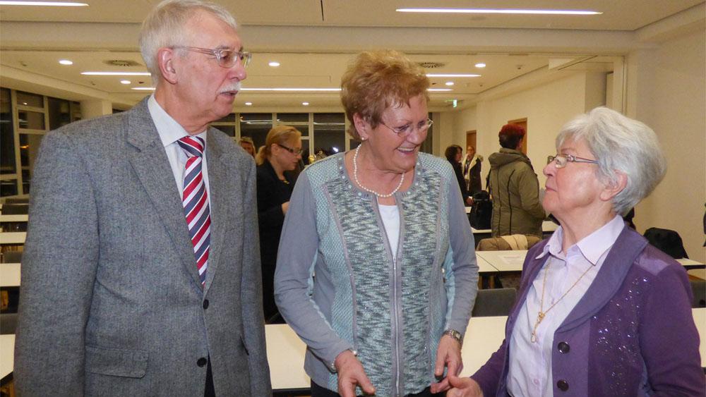 Ministerin Monika Bachmann (Mitte) mit den Vorsitzenden des Hospiz-Fördervereins Rita Waschbüsch und Jürgen Hudalla
