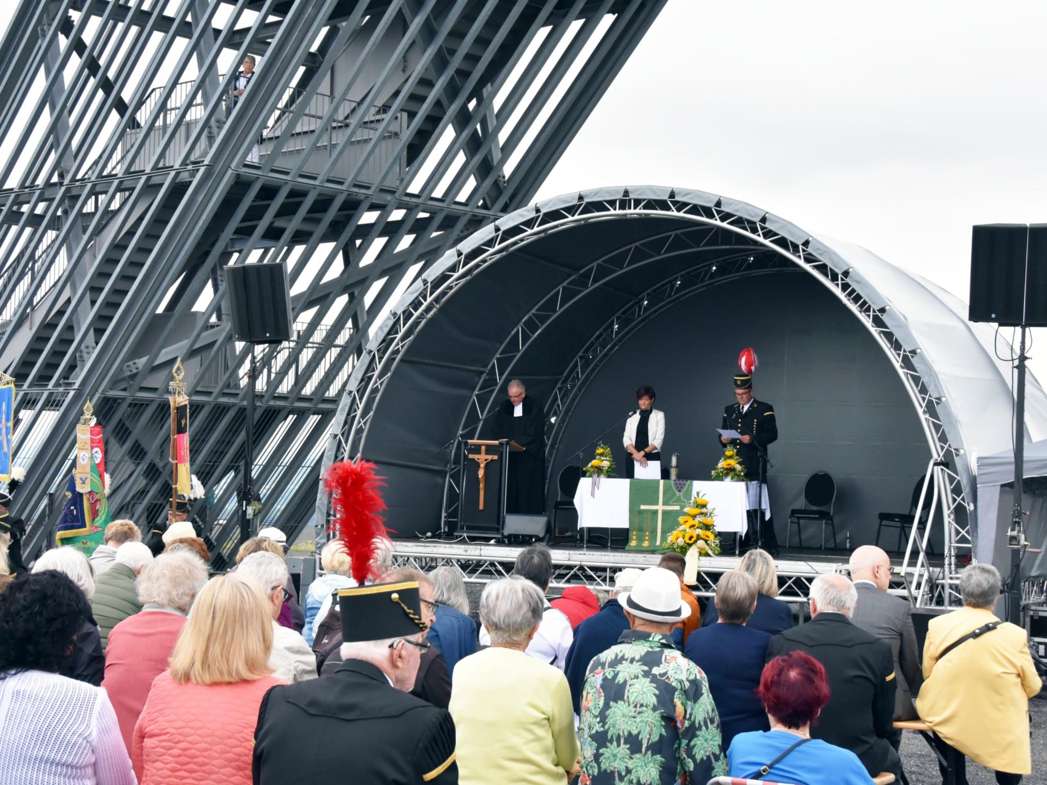 Kirchenrat Frank-Mathias Hofmann, Ordinariatsdirektorin Katja Göbel und der Vorsitzendes des Landesverbands der Bergmanns-, Hütten- und Knappenvereine im Saarland, Bernd Mathieu (von links), gestalteten den Berg-Gottesdienst. Foto: Ute Kirch / Bistum Trier