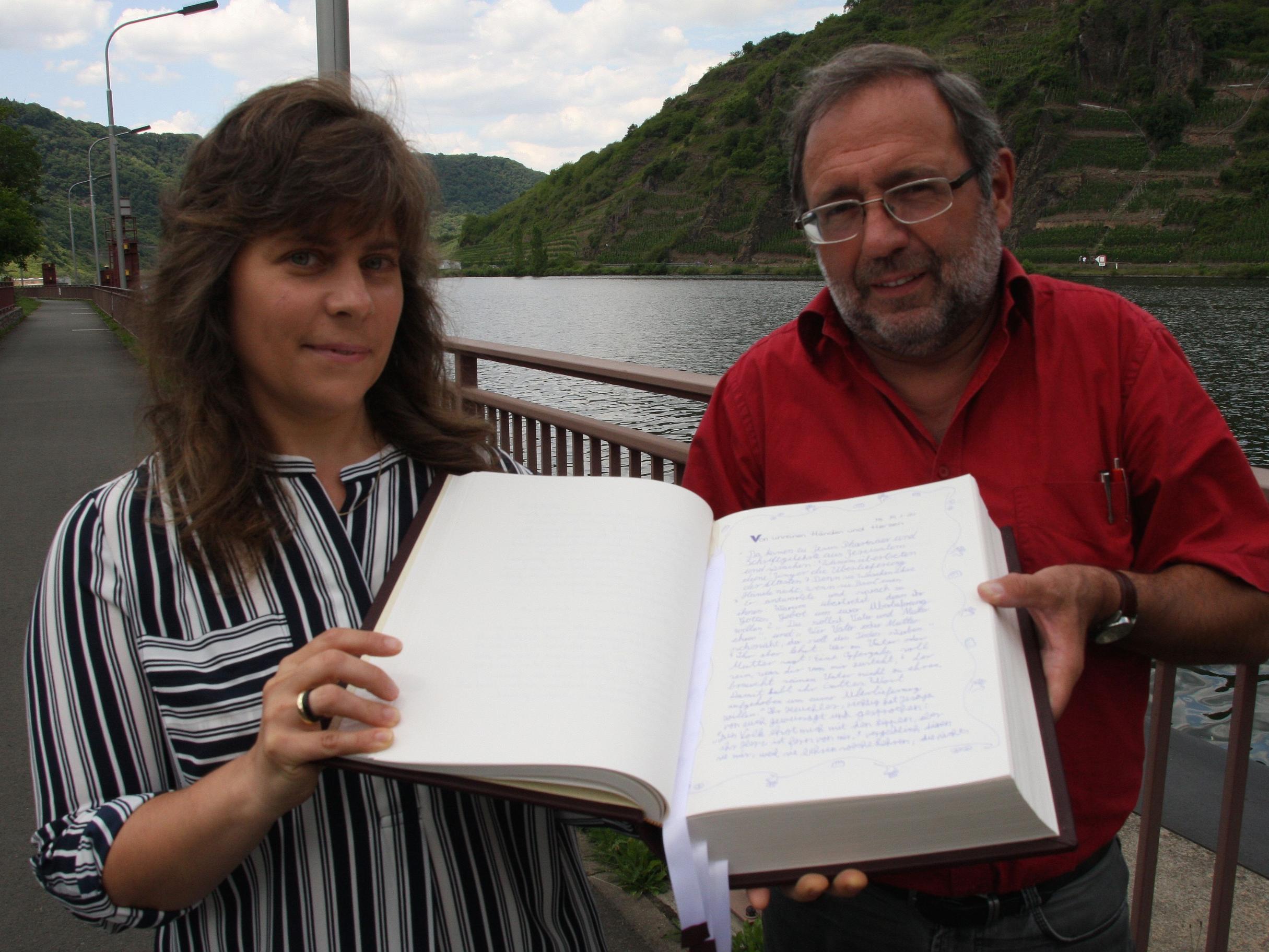 Pastoralreferent Rudolf Zavelberg hat das Abschreiben der Evangelien im Dekanatsbüro organisiert. Die Lehrerin Verena Laux hat das Projekt zum Thema in ihrer Klasse gemacht und sich selbst daran beteiligt.