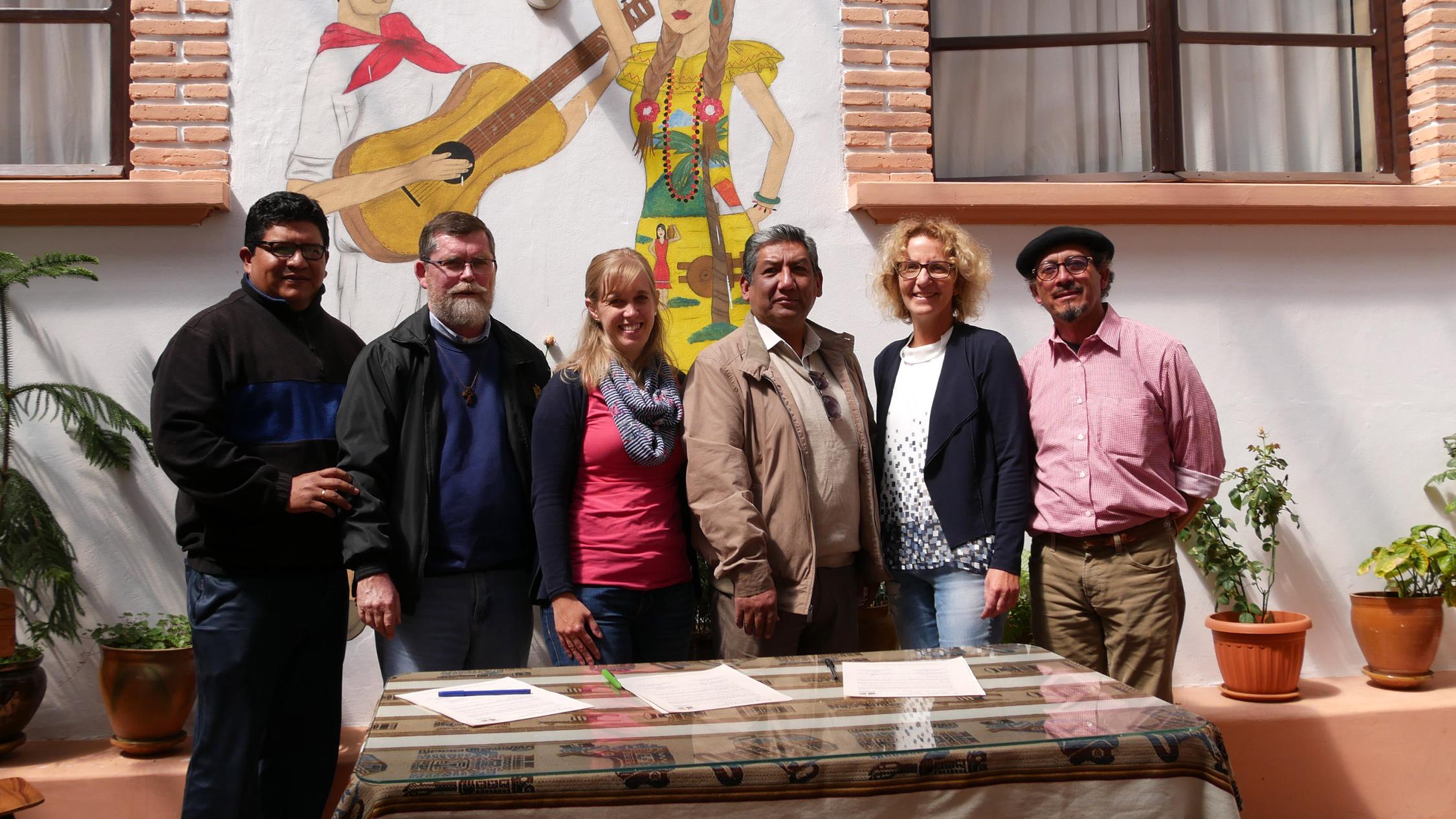 Jamil Campero (Präsident des Direktoriums der Stiftung), Pfr. Cristóbal Mikolajetz (Stiftungsvertreter des Erzbistums Sucre), Susanne Kiefer, (BDKJ-Diözesanvorsitzende), Juan Carlos Arancibia (Stiftungsvertreter des Erzbistums Sucre), Irene Jötten (BDKJ-Bildungsreferentin) und Ader Barrón (Geschäftsführer der Stiftung)