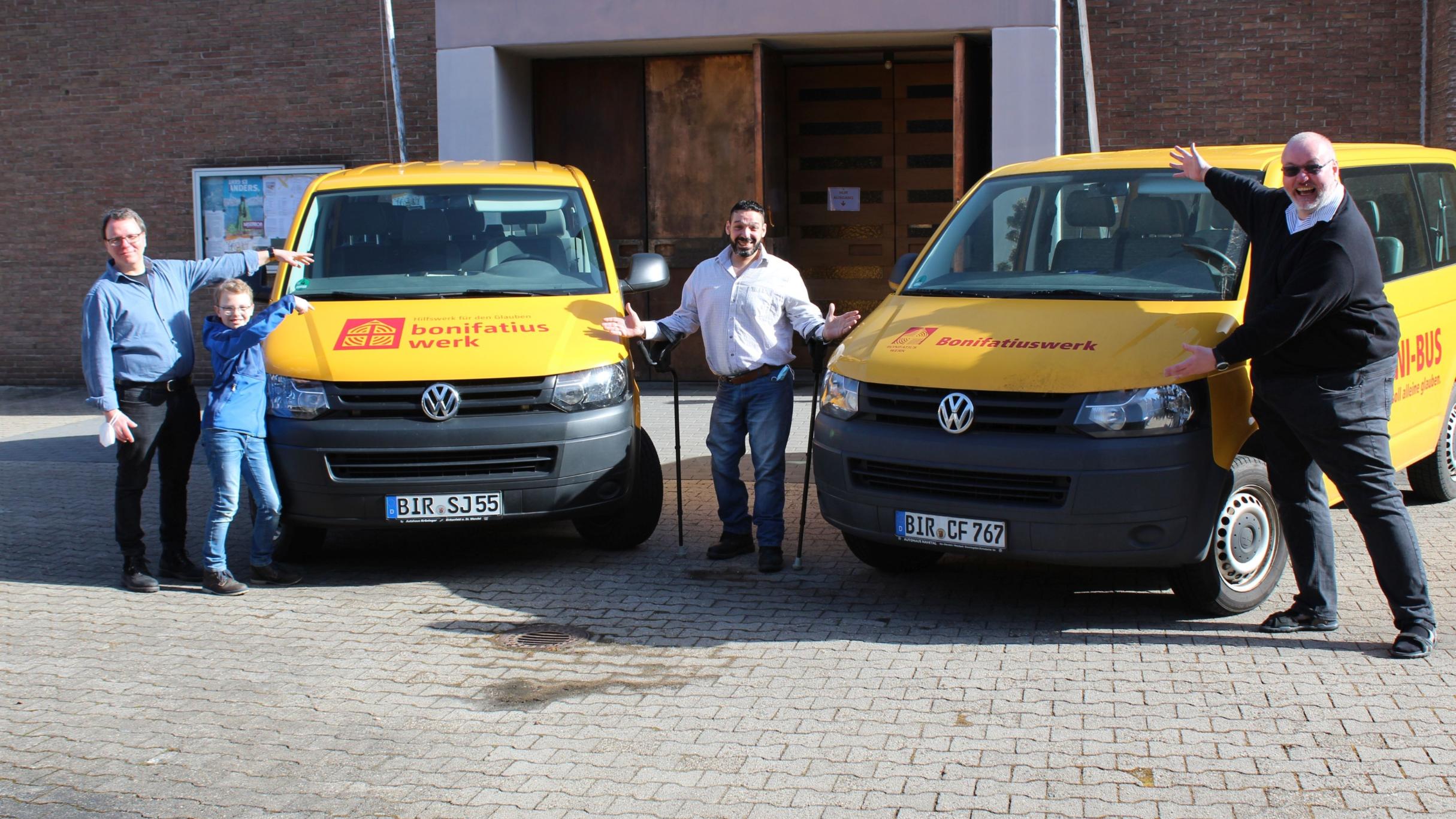 Freuen sich auf den Einsatz der Boni-Busse: Pastoralreferent Claus Wettmann mit Sohn, Ibrahim Nassar vom Caritasverband, Pfarrer Peter Sens (v. links). Foto: Peter Munkes