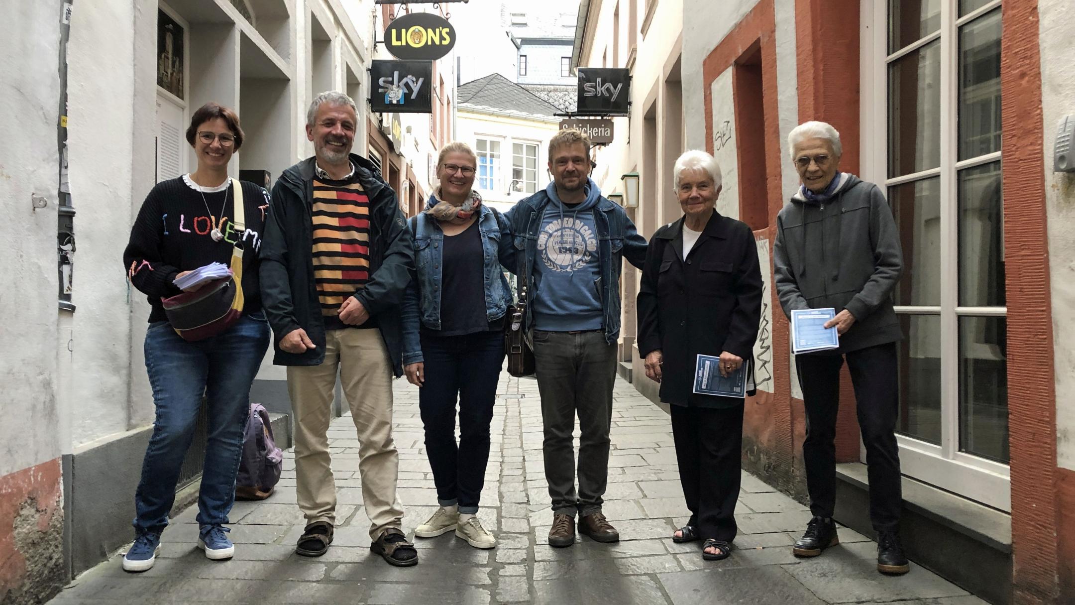 Vlnr. Christiane Herrig, Thomas Kupzcik, Elisabeth Zenner, Jörg Koch, Theresia Birnstock und Hildegard Nagel. (Foto: Inge Hülpes/Bistum Trier)