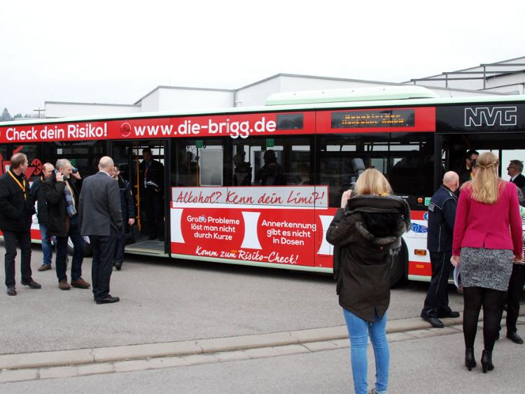 Großes Interesse bei der Vorstellung des Busses