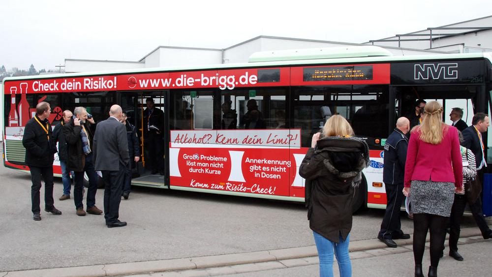 Großes Interesse bei der Vorstellung des Busses