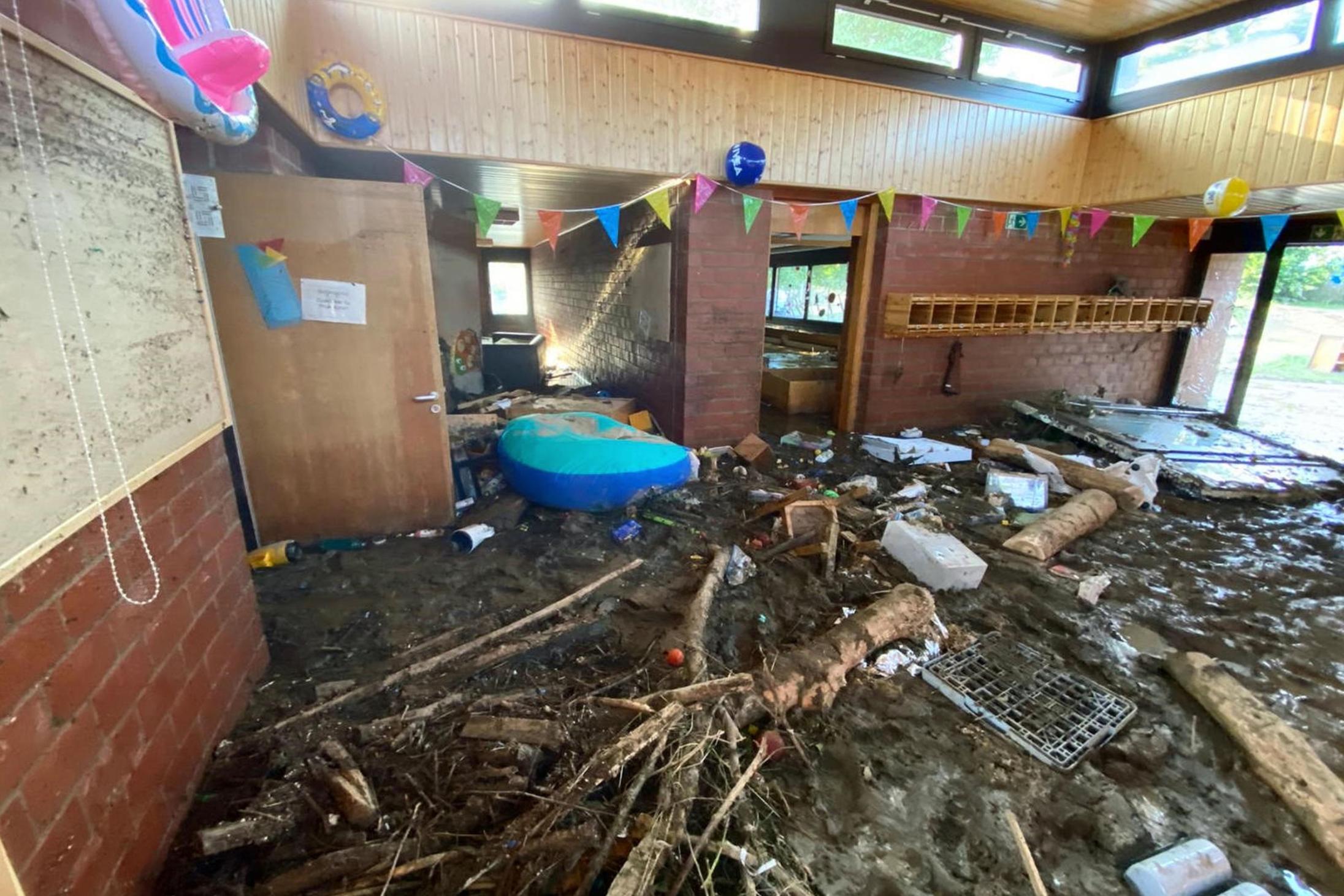 Das eingeschossige Gebäude wurde bis kurz unterhalb der Decke vom Hochwasser geflutet. Fotos: privat