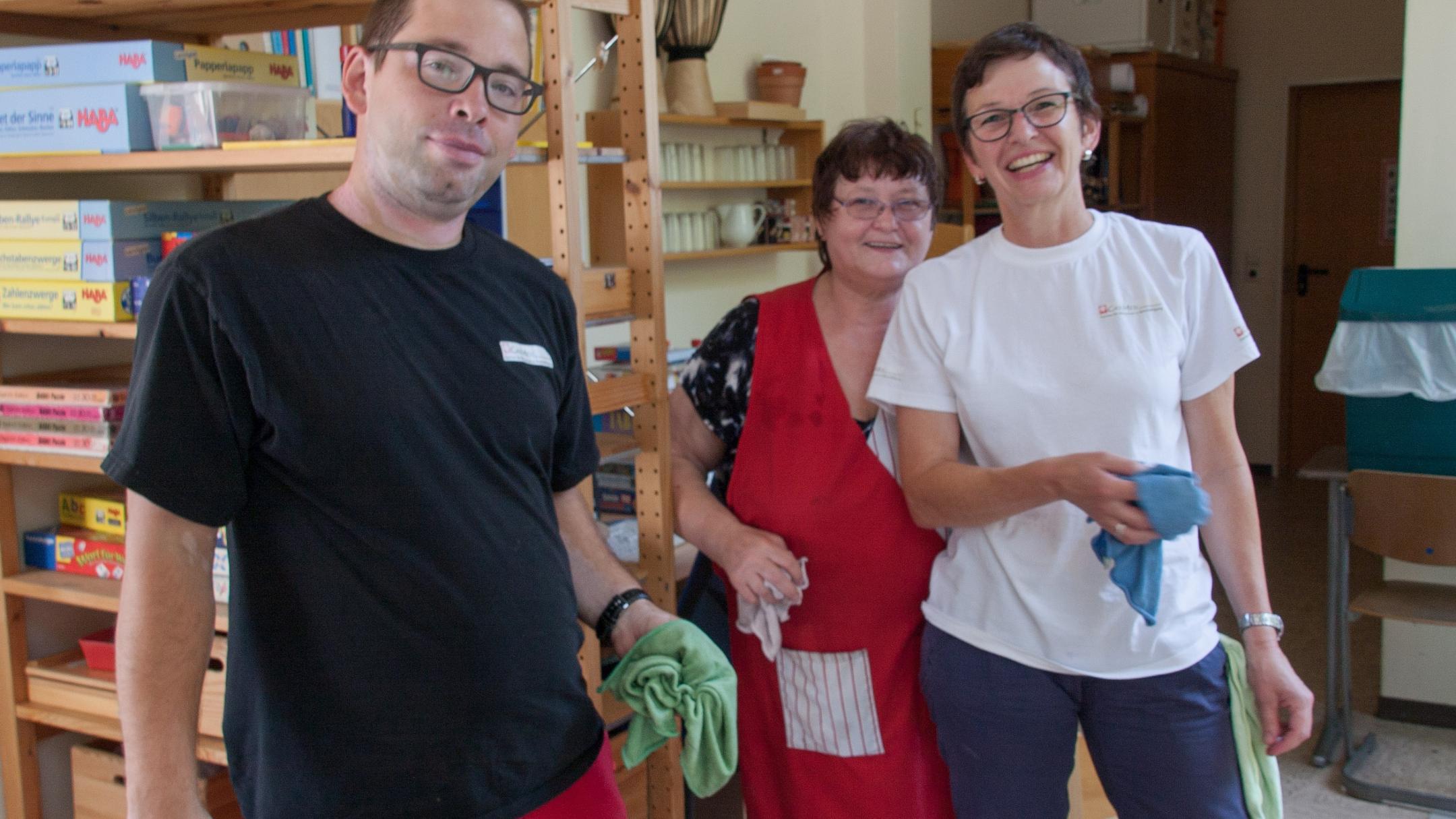 Andrea Steyven (rechts) von der Aktion Arbeit im Bistum Trier hospitiert bei CarMen in Koblenz. Mit Stefan und Jolantha putzt sie in einer Koblenzer Kita.
