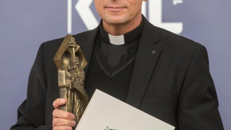 Christian Hartl, Renovabis-Hauptgeschäftsführer nahm die Auszeichnung für die katholische Solidaritätsaktion entgegen. (Foto: Thomasz Koryszko, Renovabis)