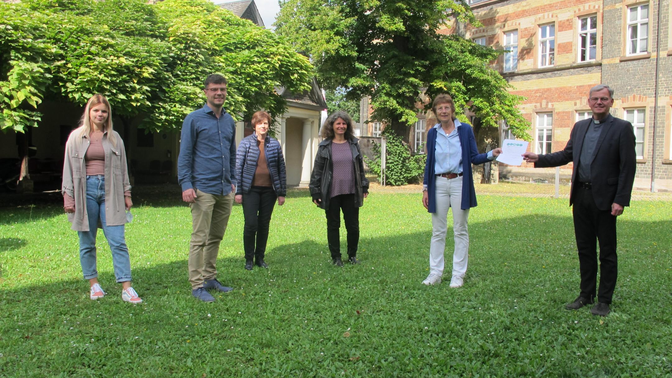 Zwölf Forderung für eine klimagerechte Kirche überreicht von Louisa Kappes, Katholische Junge Gemeinde (KJG) Trier, Matthias Becker, BDKJ-Diözesanvorsitzende, Elisabeth Hoffmann-Fox, Bundesfreiwillige, Charlotte Kleinwächter, Klimaschutzmanagerin des Bistums und Brigitte Karpstein an Generalvikar Dr. Ulrich Graf von Plettenberg (von links)