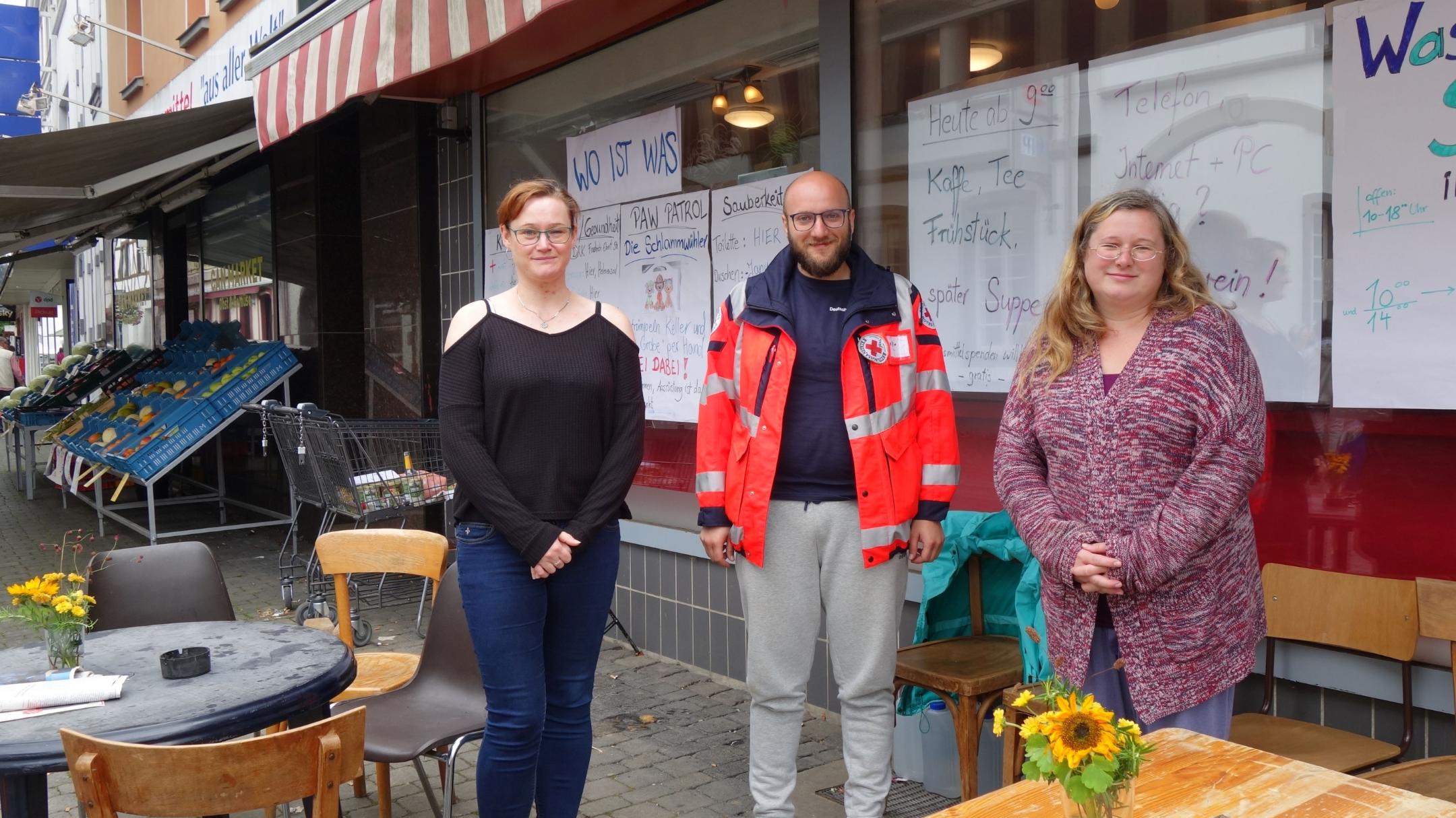 Melanie Brücken (rechts) und Jenny Fleischer haben ihren Co-Working-Space für Betroffene und Helfer geöffnet. In der Bildmitte Anas Alakkad, ehrenamtlicher Rettungssanitäter beim DRK (Foto: J. Fröder/Bistum Trier)