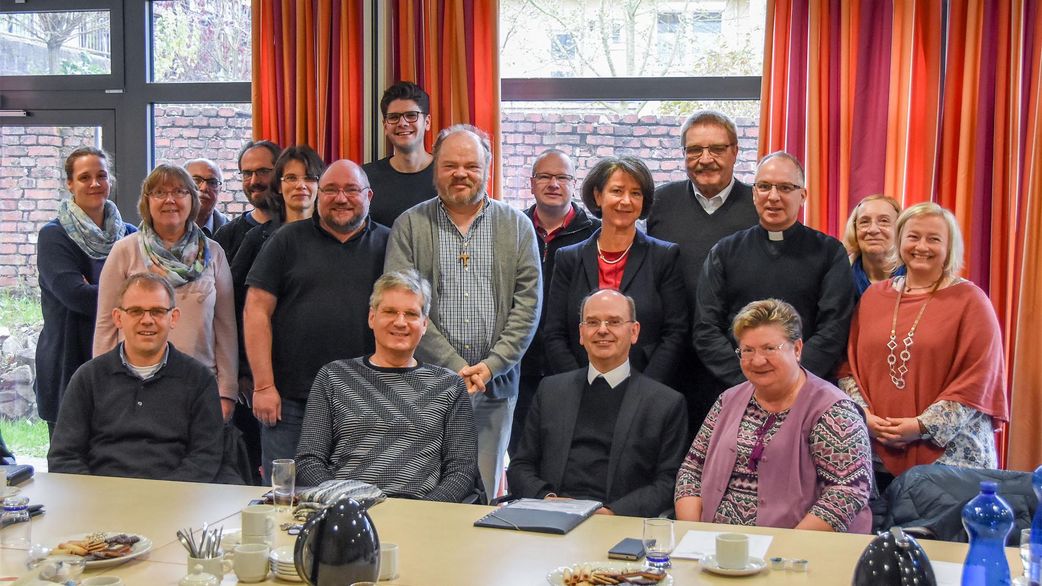 Die Pastoralteams des Dekanates Illingen zusammen mit Weihbischof Robert Brahm (sitzend, 2.v.r.)