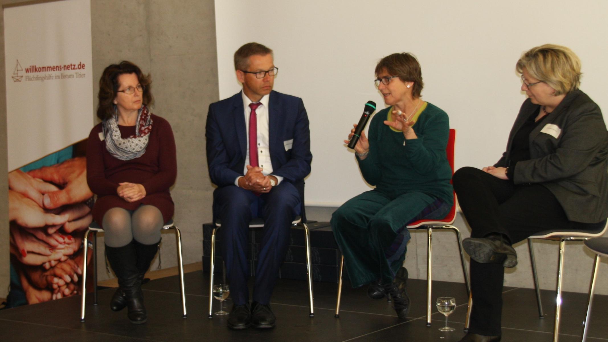 Bei einer Podiumsdiskussion konnten die Teilnehmenden der Leiterin des Arbeitsbereichs Gesellschaft und Politik im Bischöflichen Generalvikariat Stephanie Nickels (rechts) und dem Referenten Dr. Winfried Kösters ihre Fragen stellen.