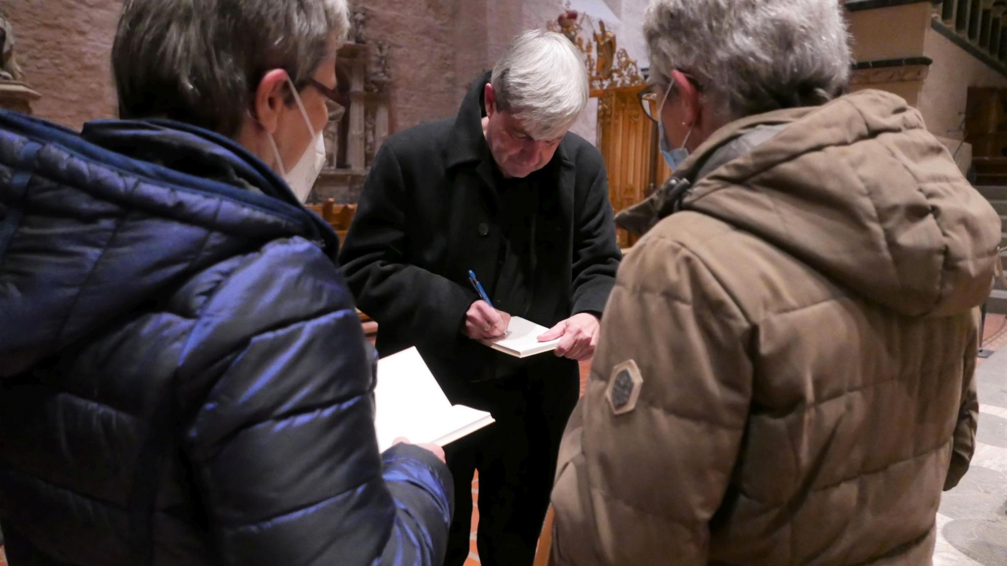 Am Ende der Lesung signierte Stephan Wahl auch seine Bücher für das Publikum. (Foto: Paulinus/C. Cüppers)
