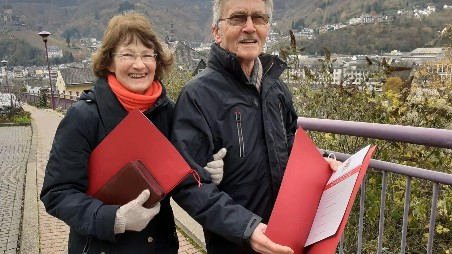Waltraud und Alfred Geller sind für ihr jahrzehntelanges ehrenamtliches Engagement mit der Dankesurkunde des Bistums ausgezeichnet worden. (Foto: privat)