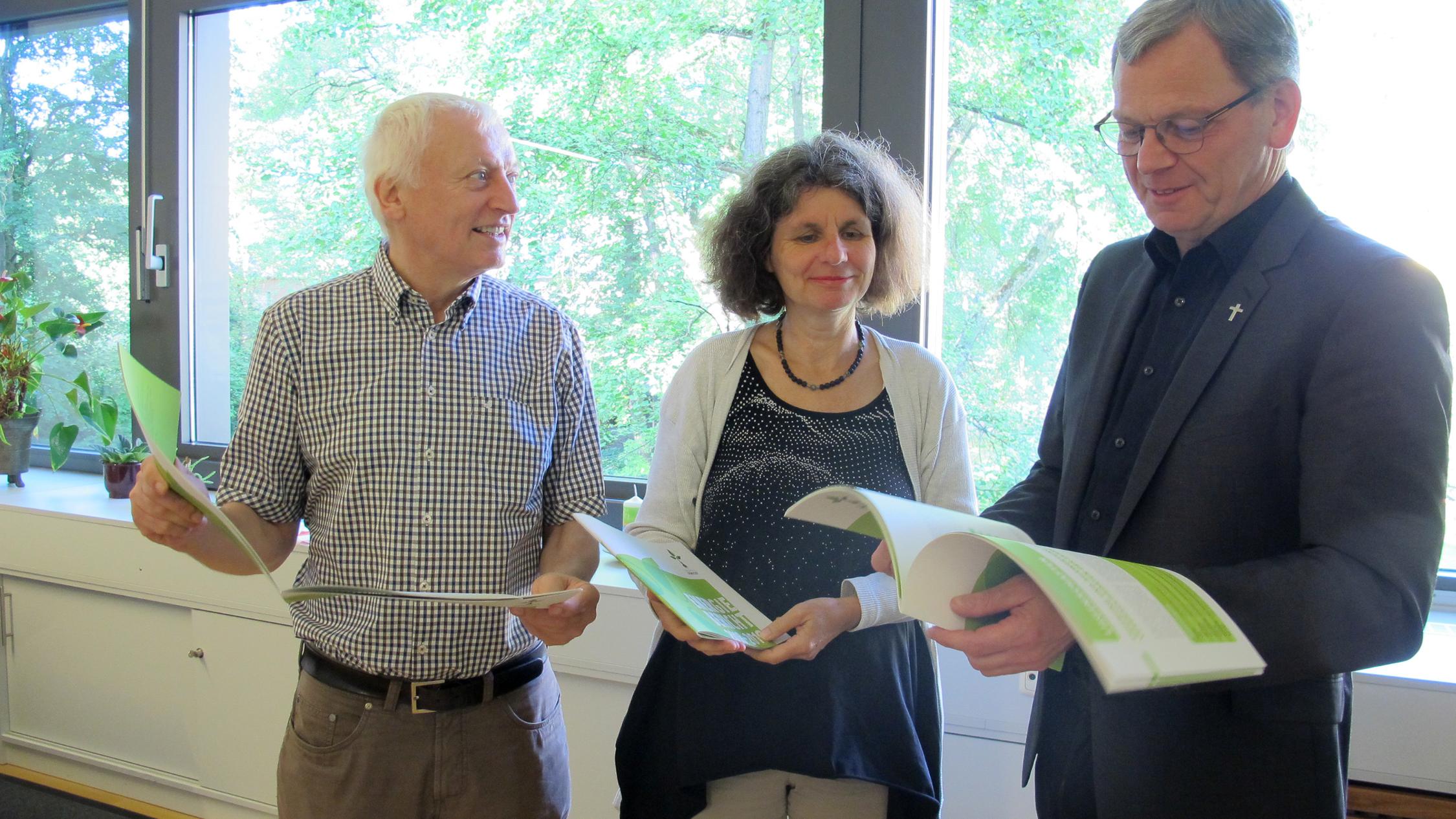 Bei der Vorstellung des Energieberichts: Dr. Gundo Lames, Charlotte Kleinwächter und Generalvikar Dr. Ulrich Graf von Plettenberg (vlnr.)