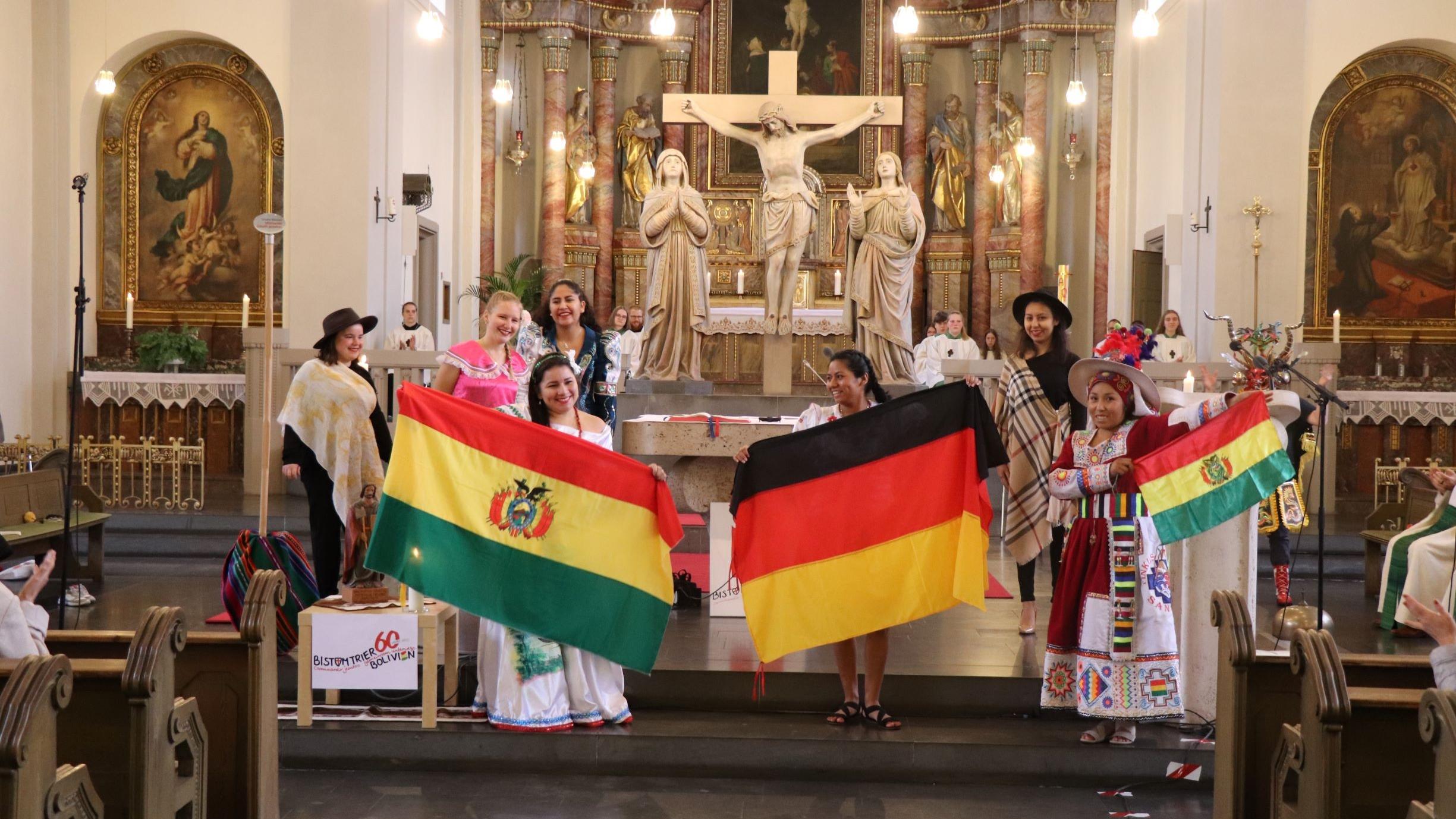 Volunteers aus verschiedenen Diözesen Boliviens, die sich für ein Jahr im Sozialen Friedensdienst im Bistum Trier engagieren, sind derzeit zu Gast. (Foto: Achim Schmitt)