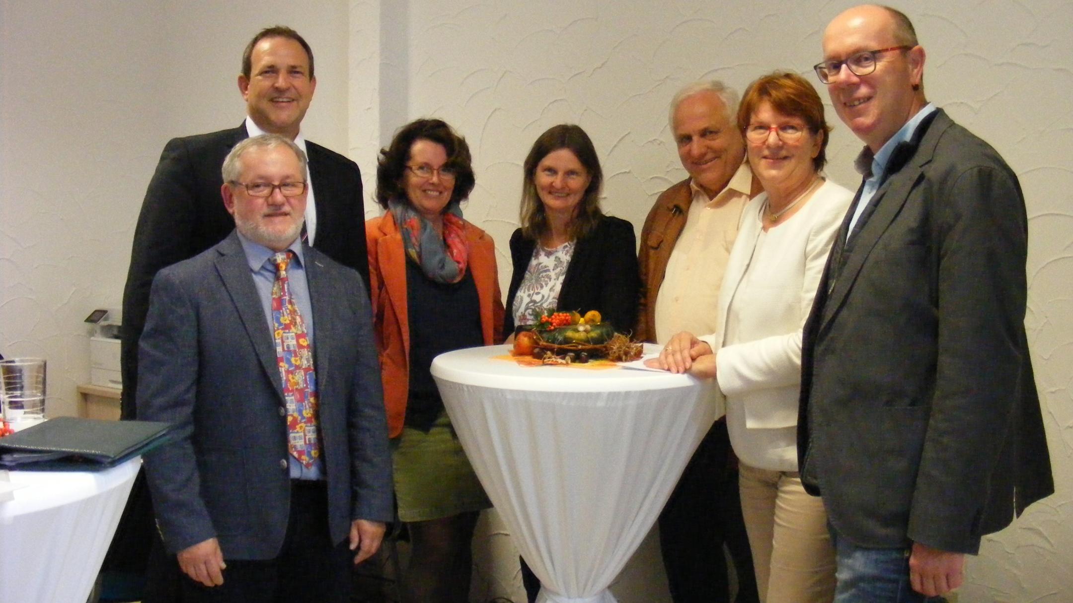 Gäste aus verschiedenen Fachbereichen versammelten sich bei der Eröffnung der neuen Beratungsstelle um Caritasdirektorin Victoria Müller-Ensel (Mitte).