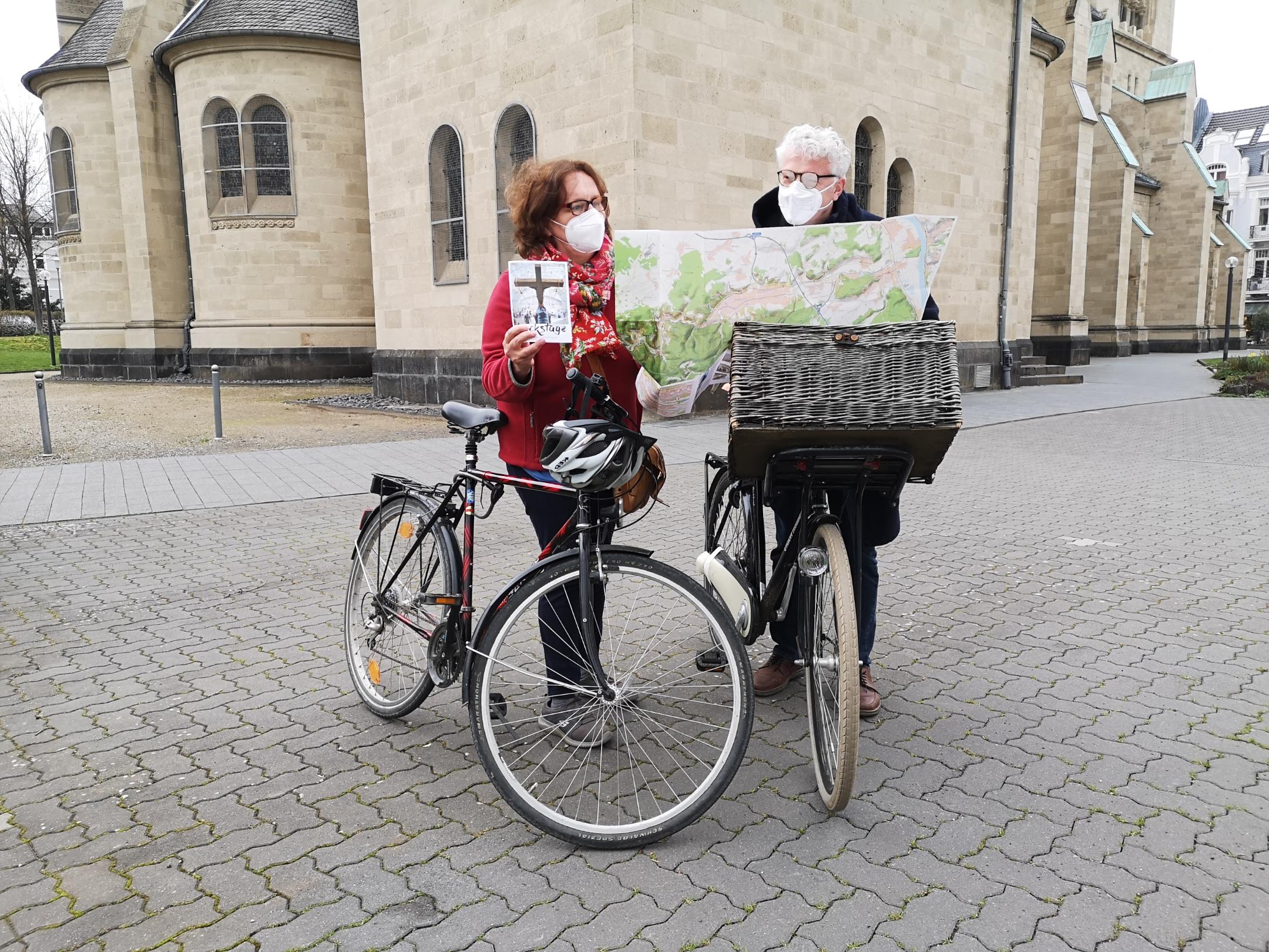 Die Pastoralreferenten Susanne Möckel-Lamberty und Markus Hartmann vor der Rosenkranzkirche in Bad Neuenahr beim Test der Route des Fahrrad-Kreuzwegs. Foto: Bistum Trier/Martin Sauter