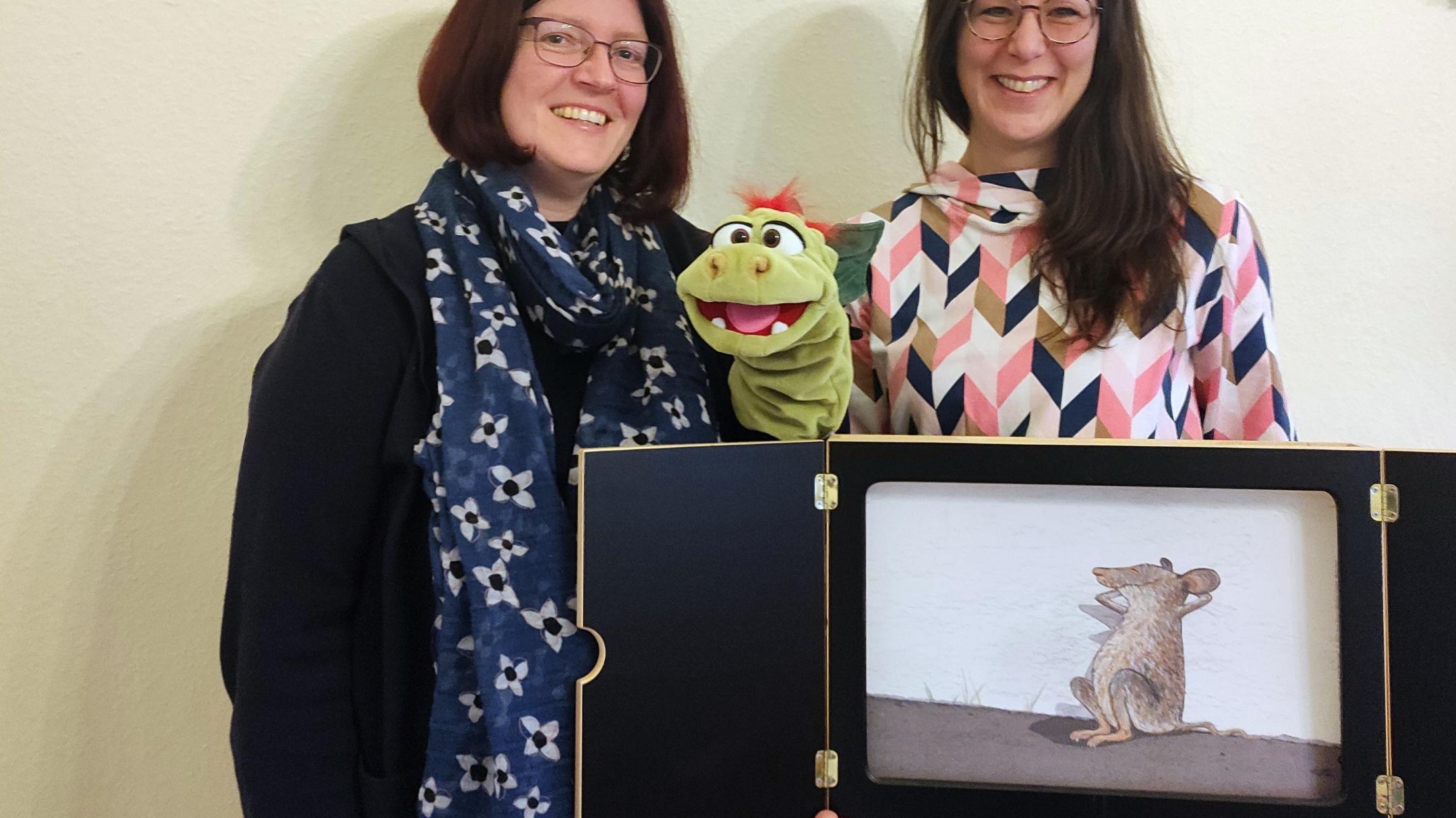 Beim Familientreff in Altenahr gibt es immer etwas zu entdecken. Gemeindereferentin Manuela Kremer-Breuer (links) und Pfarrsekretärin Stefanie Marhöfer präsentieren das Kamishibai-Erzähltheater. Foto: Ulla Häger