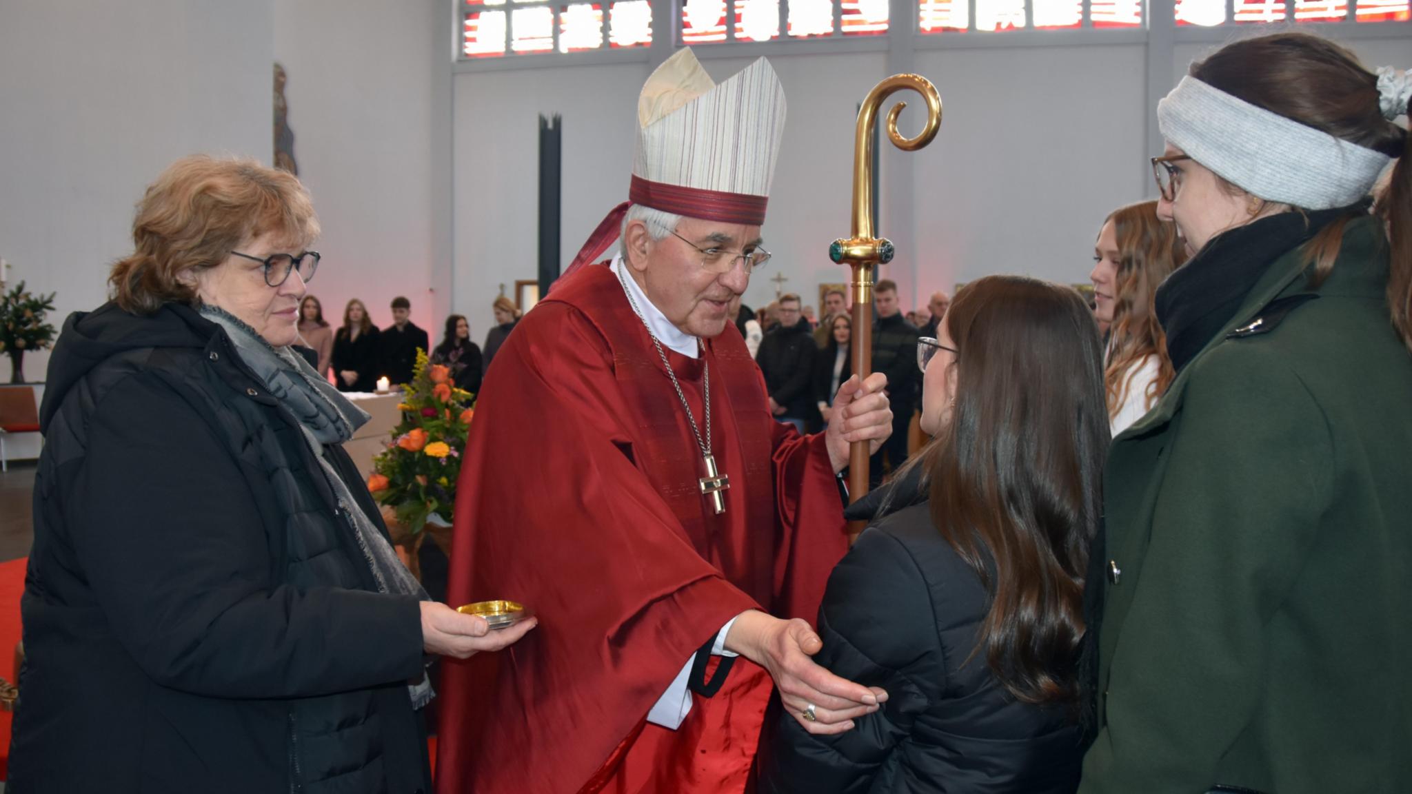 Weihbischof Franz Josef Gebert firmt Jugendliche der Pfarrei Heilig Kreuz im Warndt in der Kirche Schmerzhafte Mutter in Völklingen-Fürstenhausen. Foto: Ute Kirch