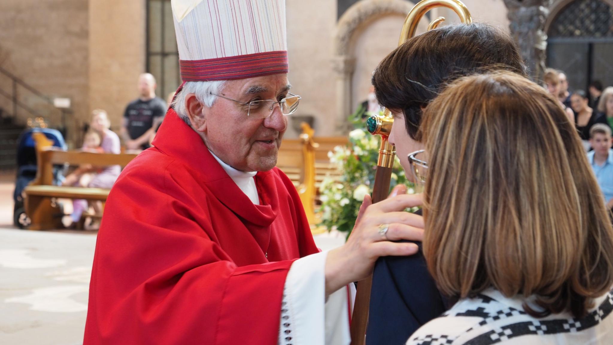 Weihbischof Gebert firmt Jugendliche im Pastoralen Raum Völklingen.