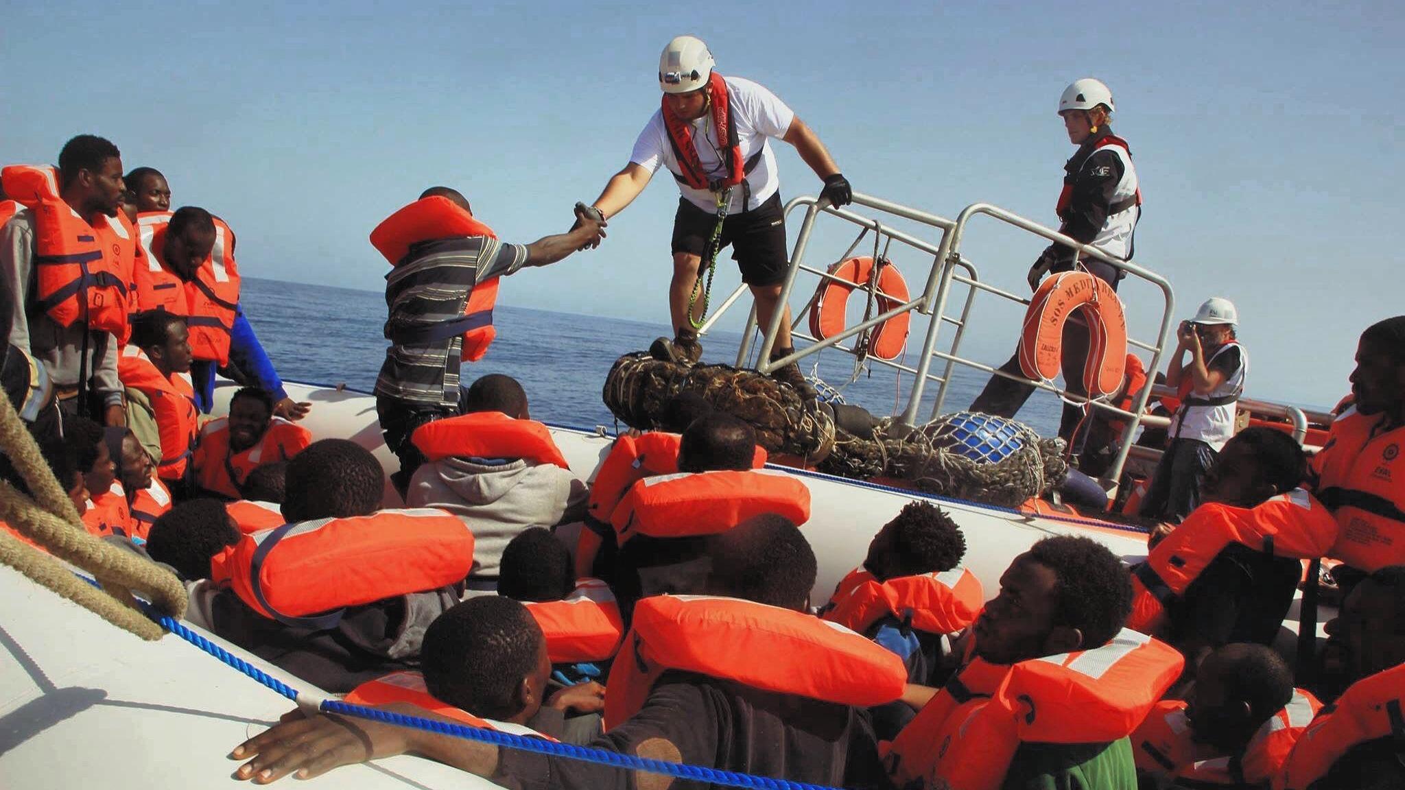 In maroden Schlaubooten sitzen oft bis zu 150 Menschen, um über das Mittelmeer nach Europa zu flüchten.
