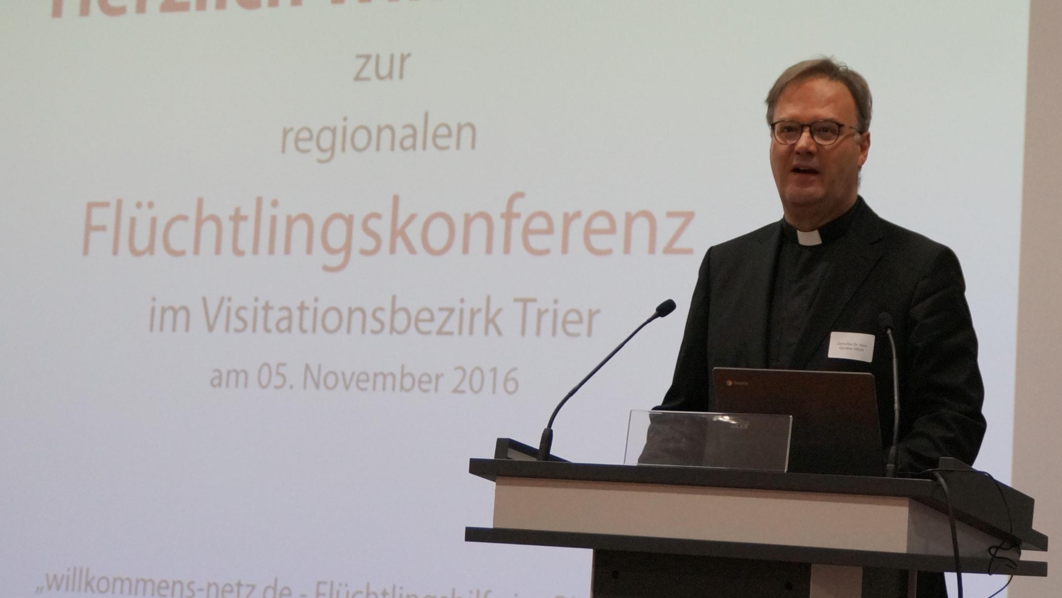 Dr. Hans Günther Ullrich, Leiter der Abteilung Ehrenamt, Bildung und Gesellschaft im Generalvikariat, eröffnet die erste regionale Flüchtlingskonferenz in Trier.