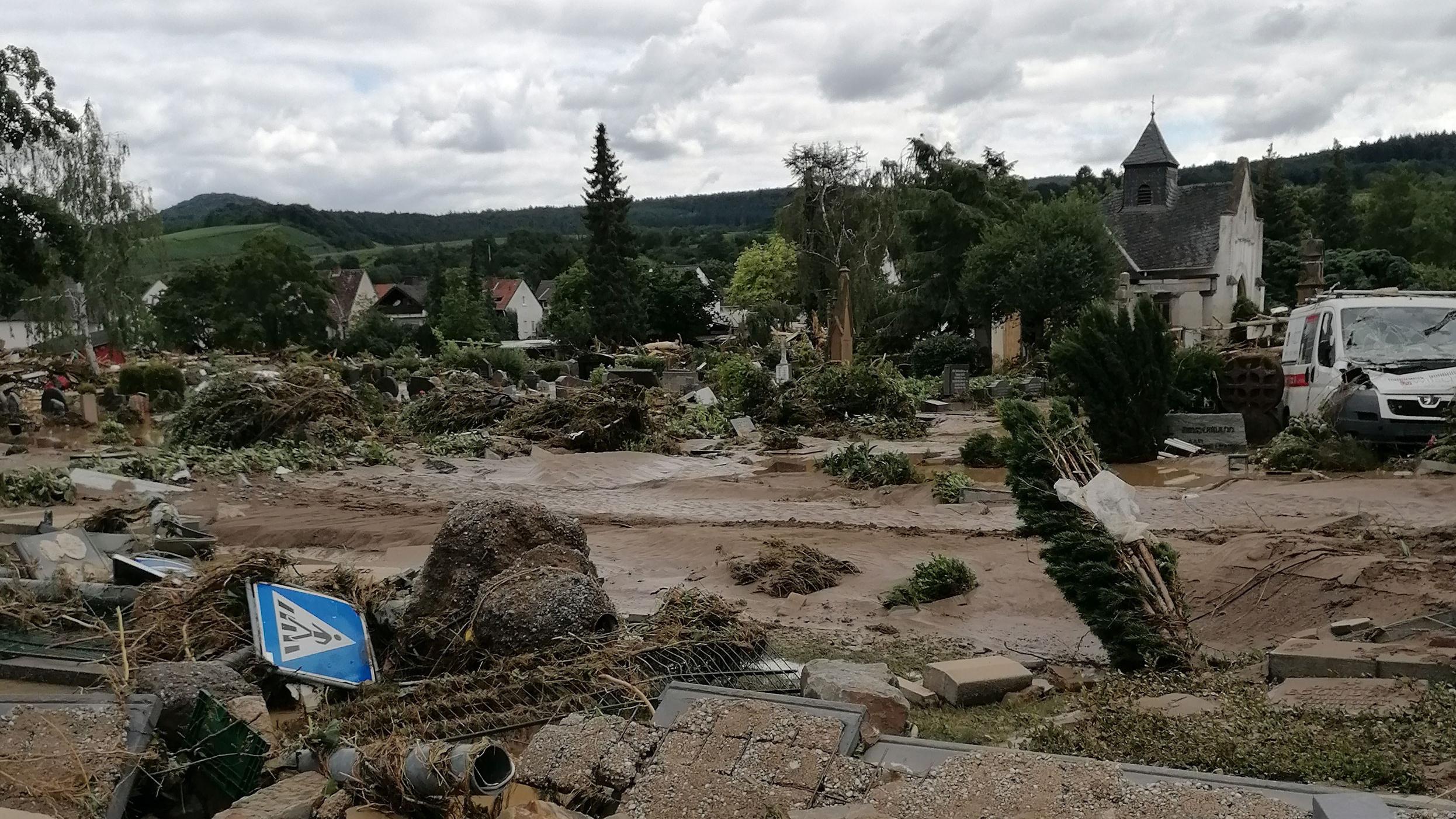 Die Flut zerstörte viele Orte. Foto: Sabine Dettinger
