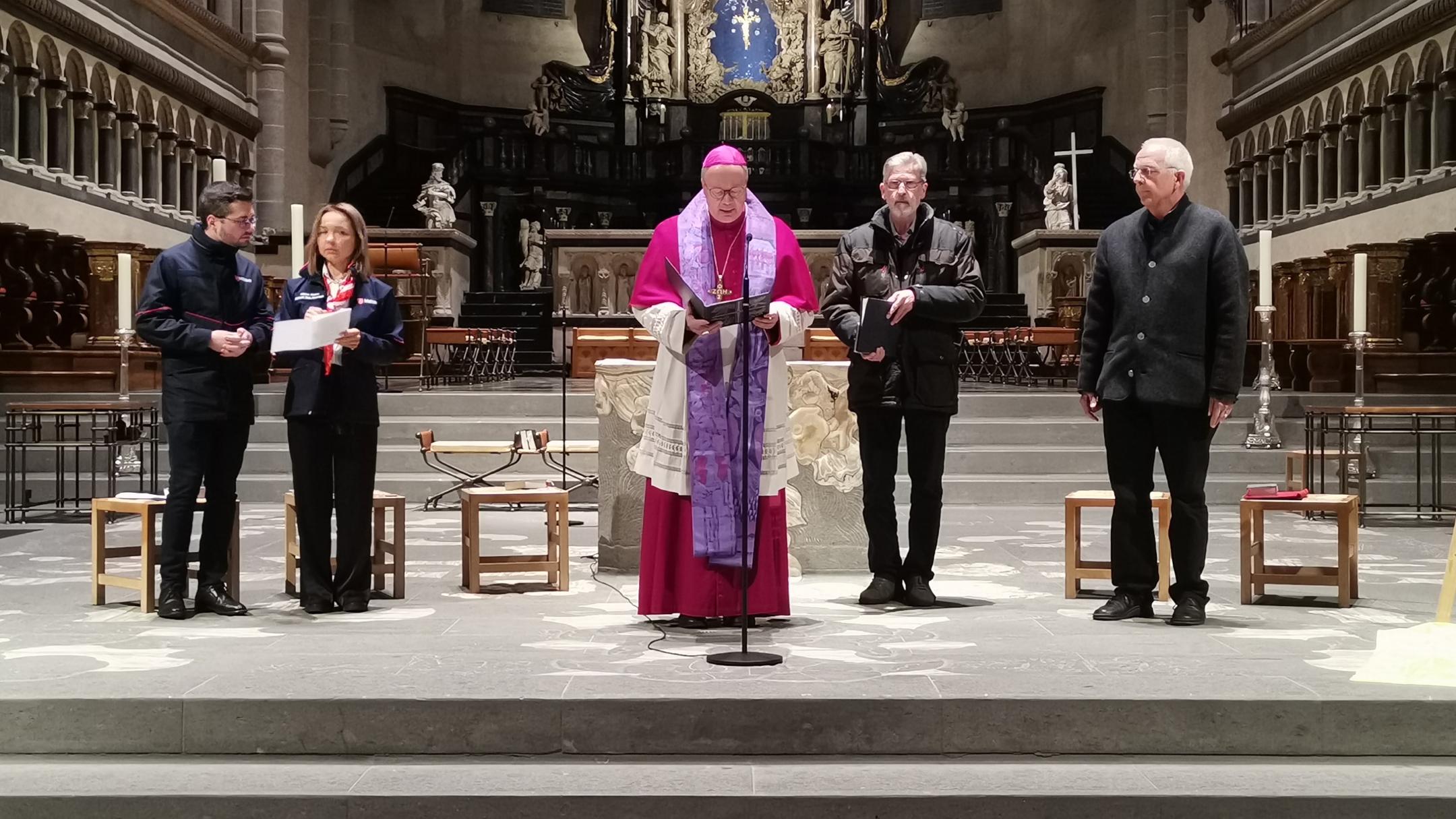 Dominik Bodenstein (Malteser), Albina Kulava (Geflüchtete aus Kiev/Malteser), Bischof Dr. Stephan Ackermann, Ludwig Kuhn (Leiter Diözesanstelle Weltkirche) und Pastoralreferent i.R. Altfried Rempe (v.l.n.r.). Foto: Christina Libeaux