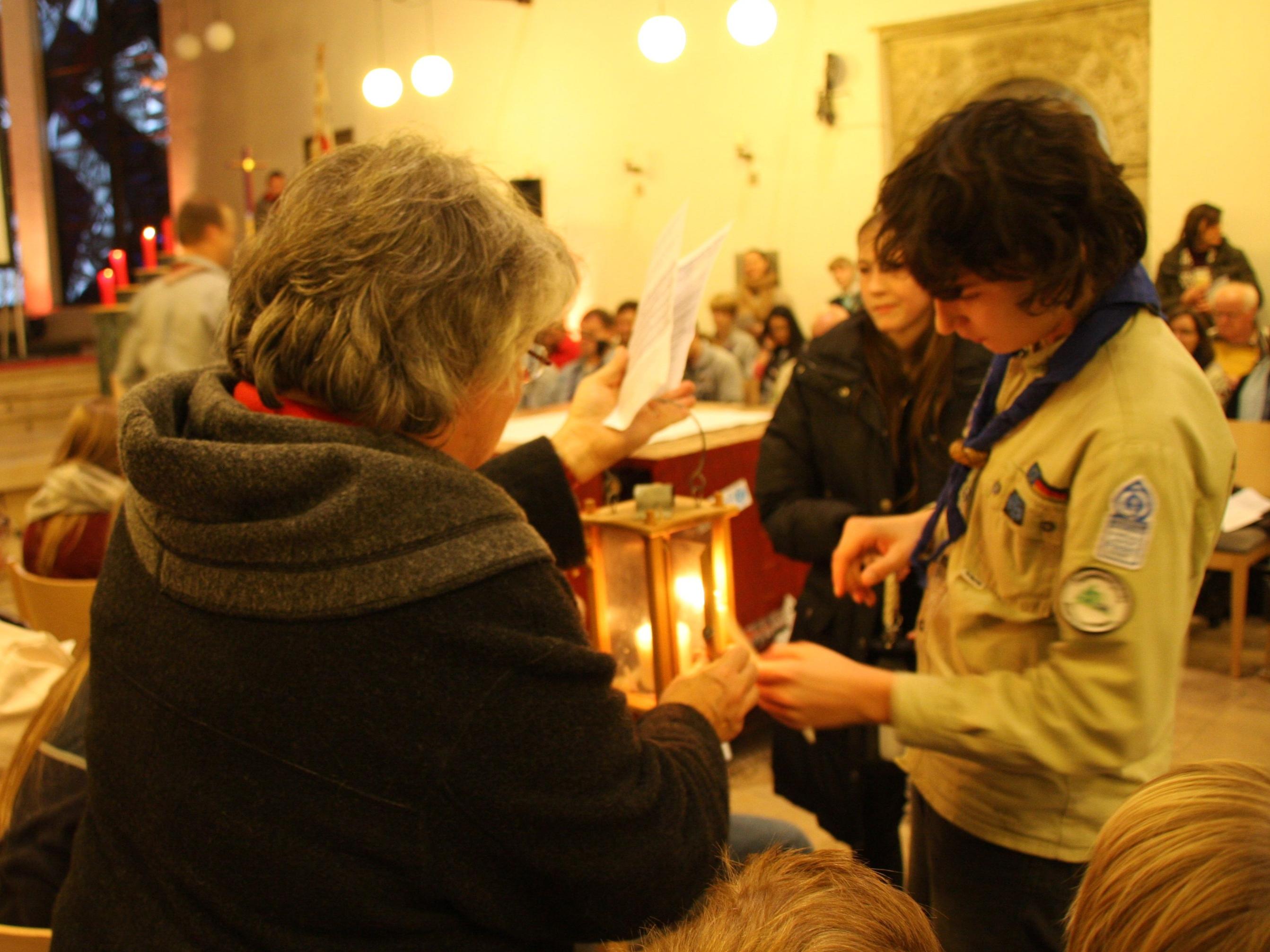Das Friedenslicht wurde in der Koblenzer Citykirche an Gottesdienstbesucher weitergegeben.