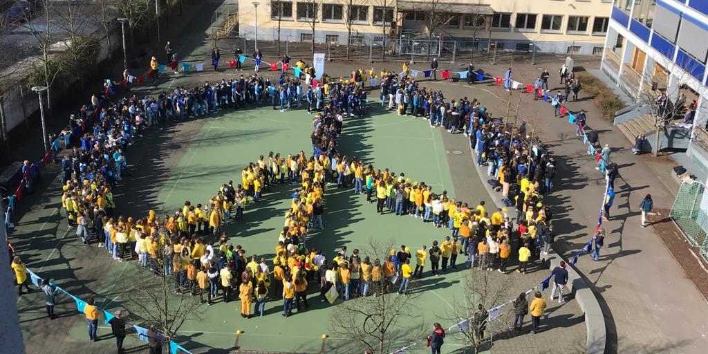 Aus Solidarität mit der Ukraine stellen sich die Schülerinnen und Schüler der Marienschule Saarbrücken am 9. März zu einem blau-gelben Peace-Zeichen auf. Foto: Sorg-Janishek