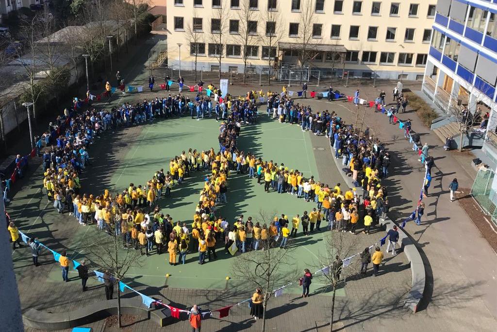Aus Solidarität mit der Ukraine stellen sich die Schülerinnen und Schüler der Marienschule Saarbrücken am 9. März zu einem blau-gelben Peace-Zeichen auf. Foto: Sorg-Janishek