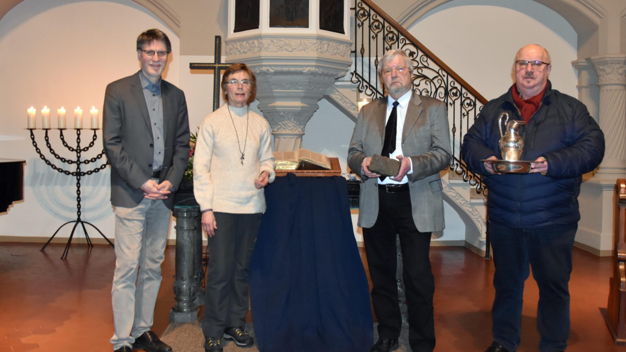 Seit über 20 Jahren bereitet der Ökumenische Arbeitskreis Saarlouis den Gottesdienst im Rahmen der Gebetswoche vor: Pfarrer Jörg Beckers, Waltraud Andruet, Pfarrer Hartmut Richter und Pastoralreferent Reinhold Hedrich (von links). Foto: Ute Kirch