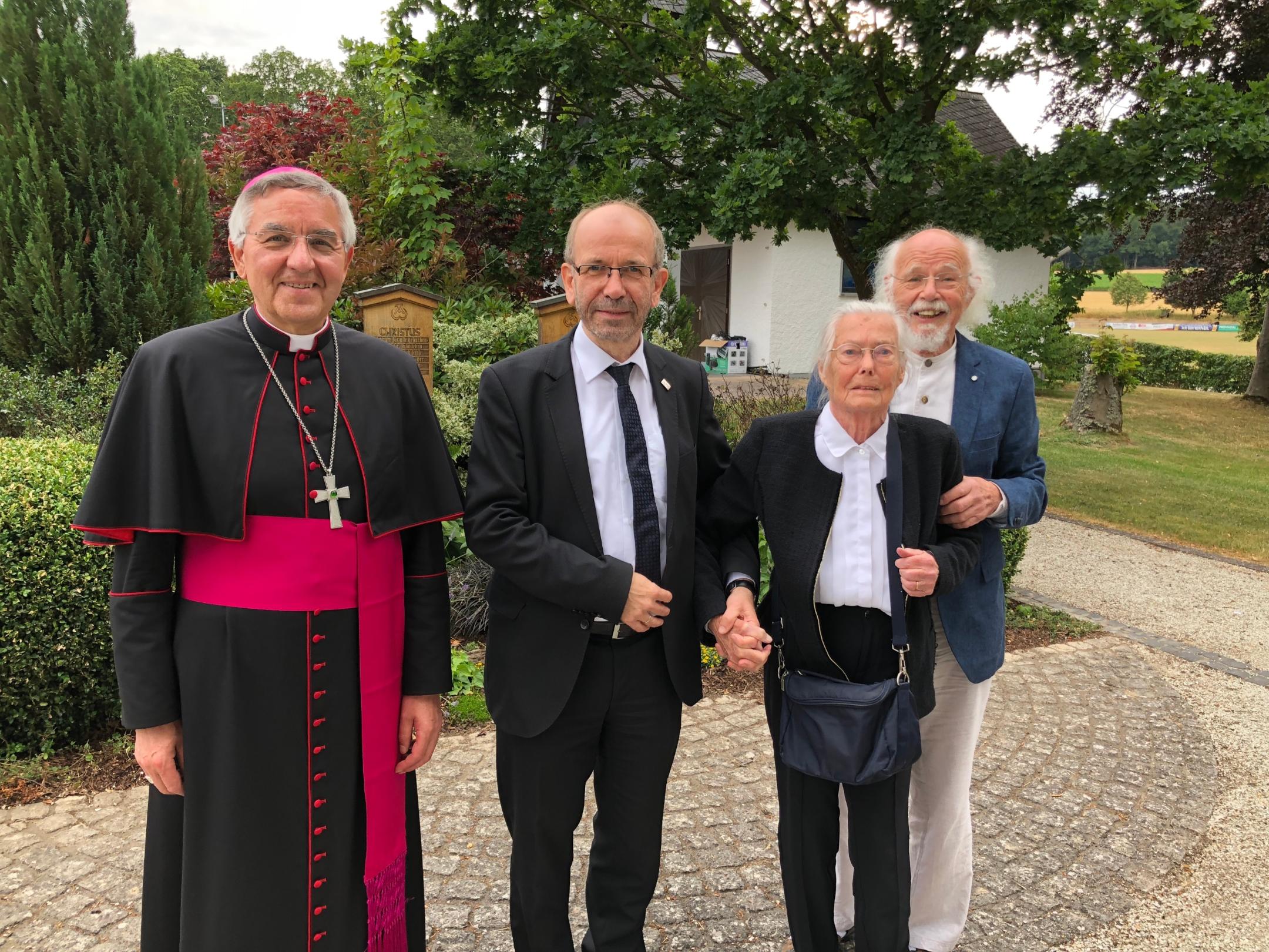 Weihbischof Franz Josef Gebert, Präses Manfred Rekowski, Eva-Marie Vorster und Karl-Adolf Schneider (Kinder von Paul Schneider) vor dem Grab des „Predigers von Buchenwald“.