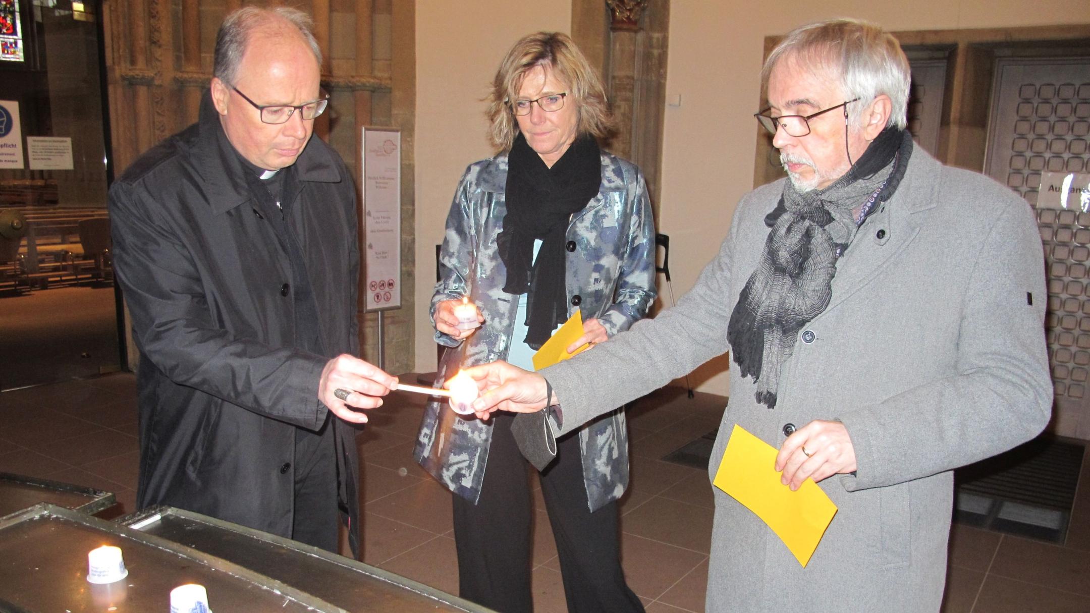 Bischof Dr. Stephan Ackermann und die beiden Präventionsbeauftragten des Bistums, Angela Dieterich und Dr. Andreas Zimmer, gedenken der Betroffenen sexuellen Missbrauchs im Bistum Trier. (Foto: Stefan Schneider/Bistum Trier)