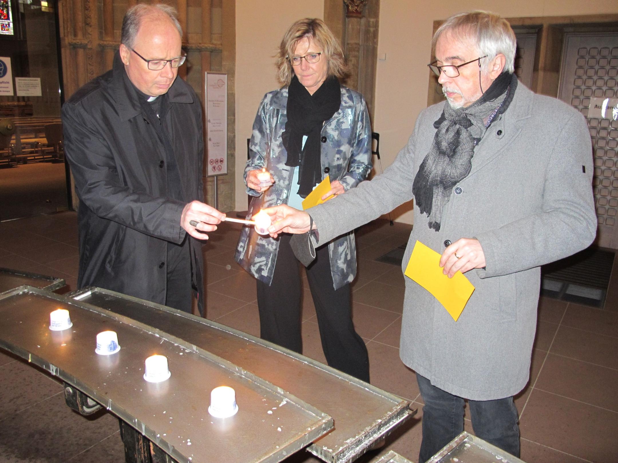 Bischof Dr. Stephan Ackermann und die beiden Präventionsbeauftragten des Bistums, Angela Dieterich und Dr. Andreas Zimmer, gedenken der Betroffenen sexuellen Missbrauchs im Bistum Trier. (Foto: Stefan Schneider/Bistum Trier)