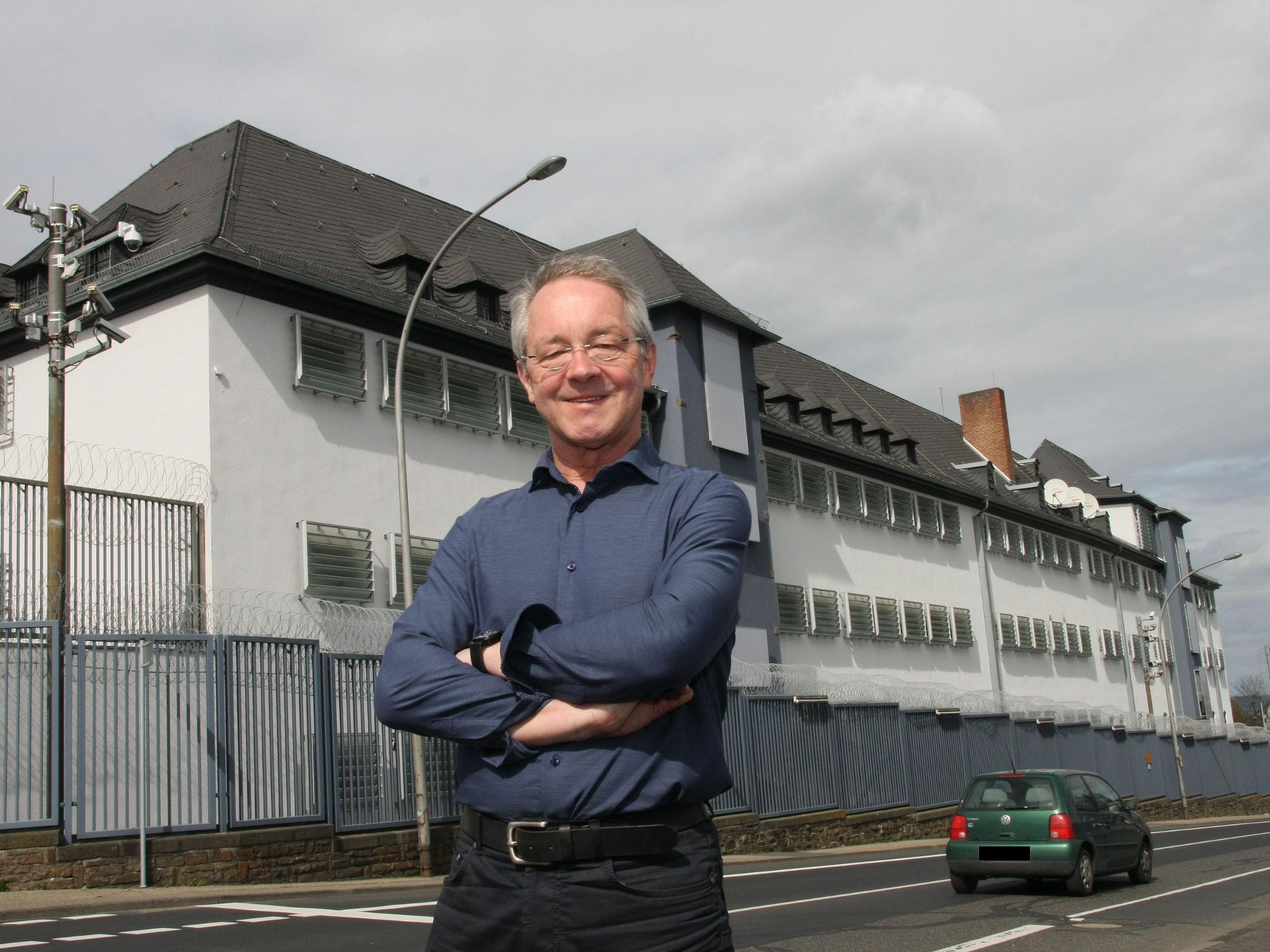 Klaus Hamburger vor der JVA Koblenz (jf)