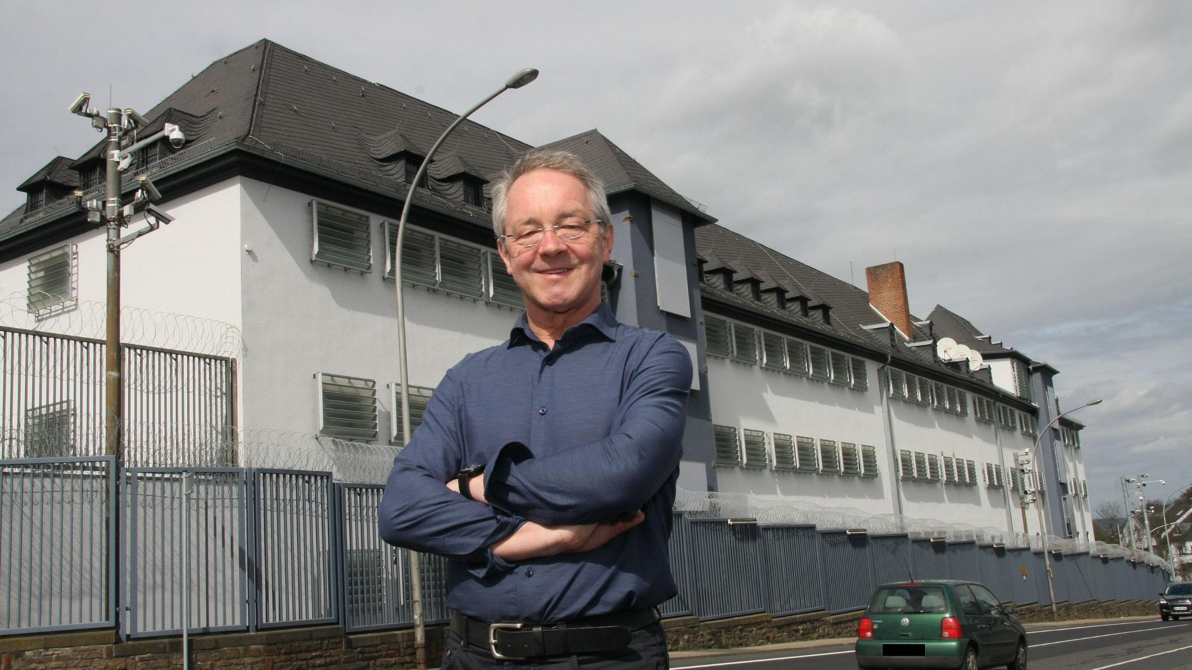 Klaus Hamburger vor der JVA Koblenz (jf)