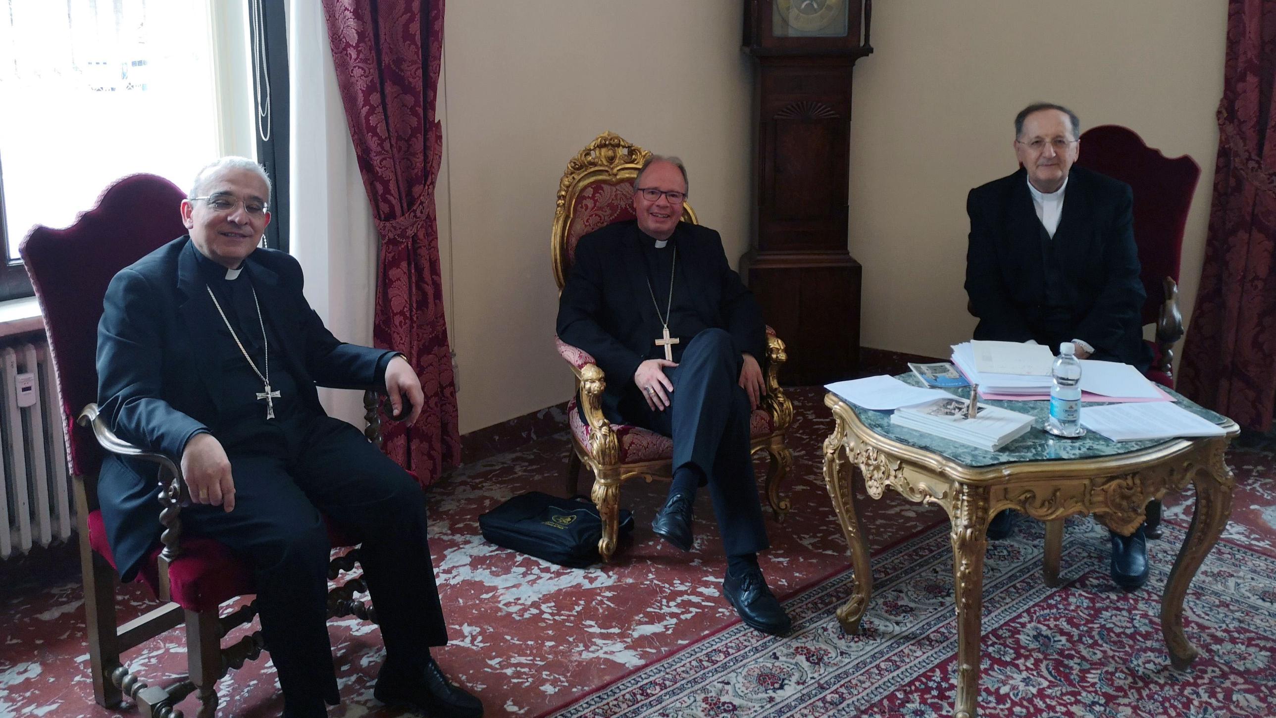 Erzbischof Filippo Iannone, Bischof Stephan Ackermann und Beniamino Kardinal Stella (vlnr.)