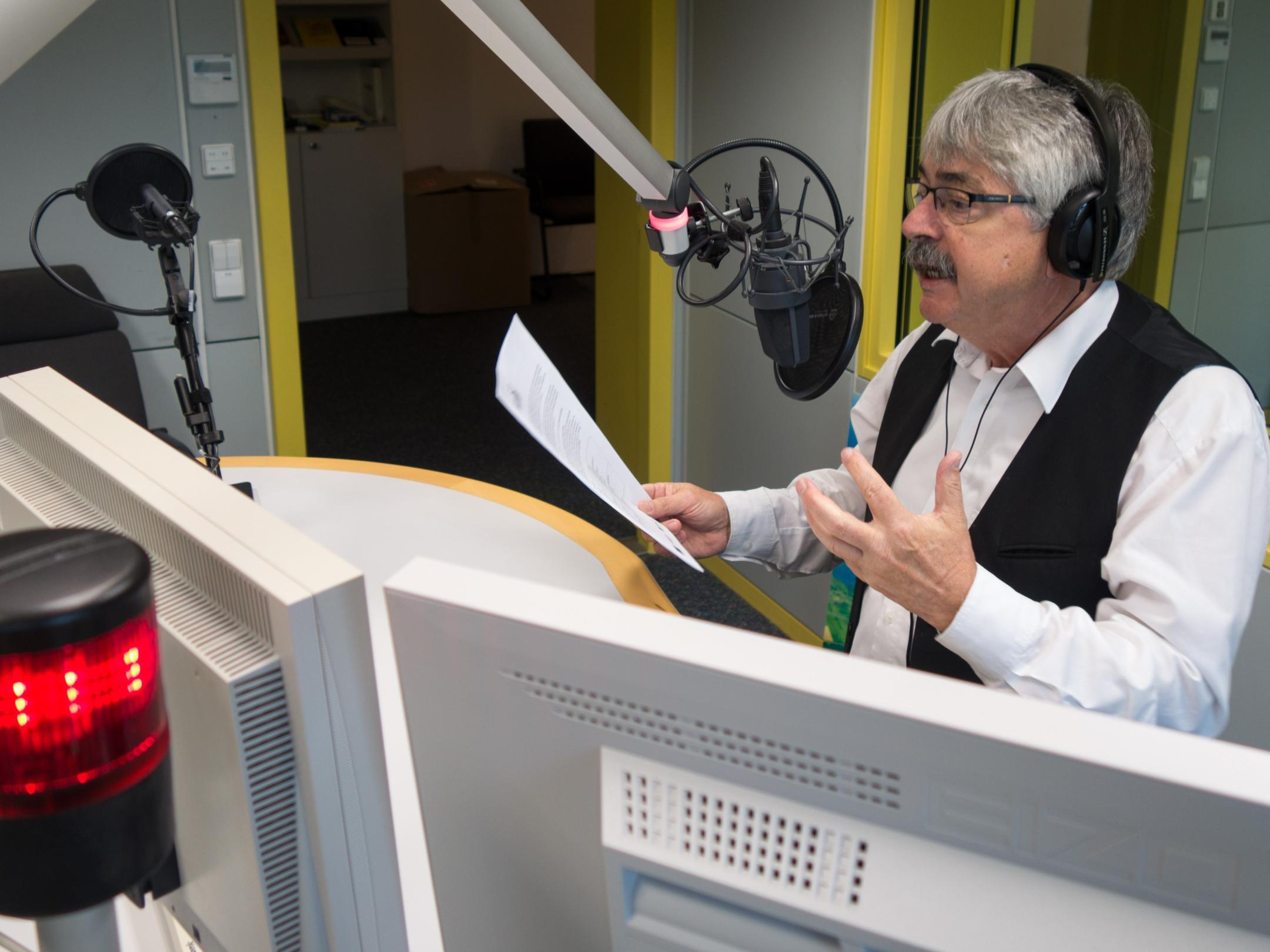 Kalle Grundmann spricht im Koblenzer Studio des SWR seine Sendungen ein.