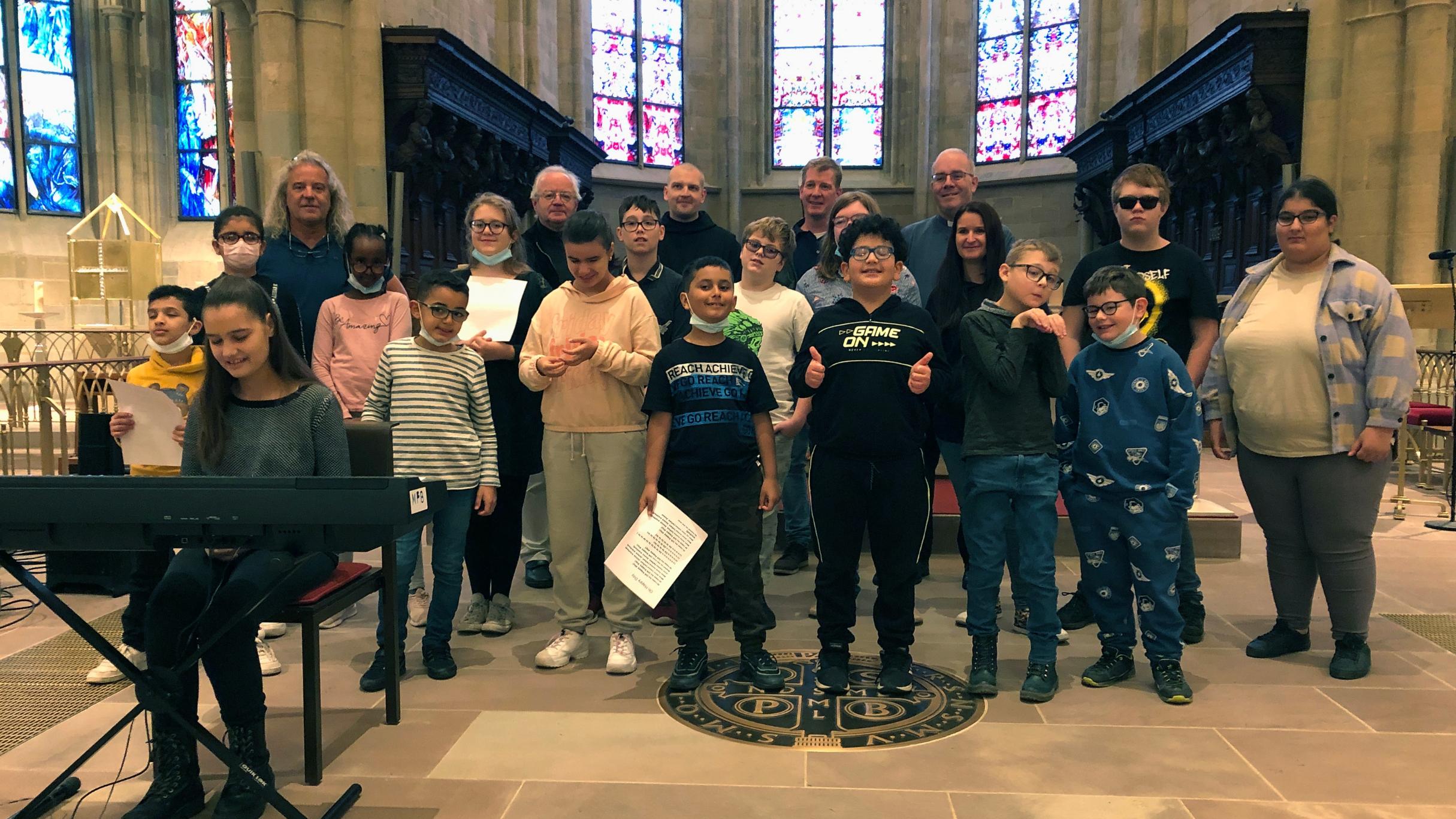 Die Schülerinnen und Schüler der Louis-Braille-Schule; dahinter stehend: von links: Dieter Biehl, Wolfgang Trost, Bruder Clemens, Sven Görgen und Bruder Wendelinus (Fotos: Inge Hülpes/Bistum Trier)