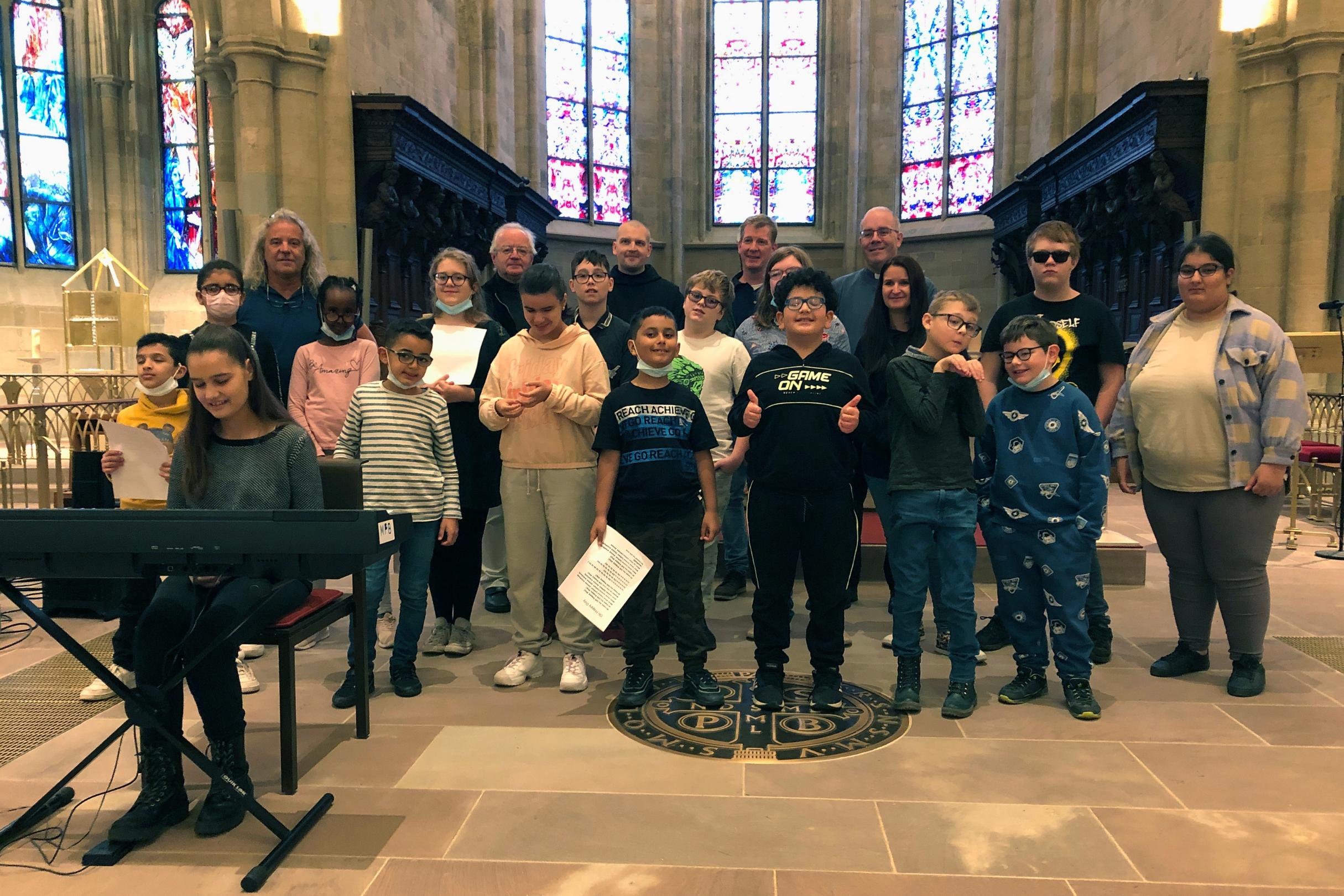 Die Schülerinnen und Schüler der Louis-Braille-Schule; dahinter stehend: von links: Dieter Biehl, Wolfgang Trost, Bruder Clemens, Sven Görgen und Bruder Wendelinus (Fotos: Inge Hülpes/Bistum Trier)