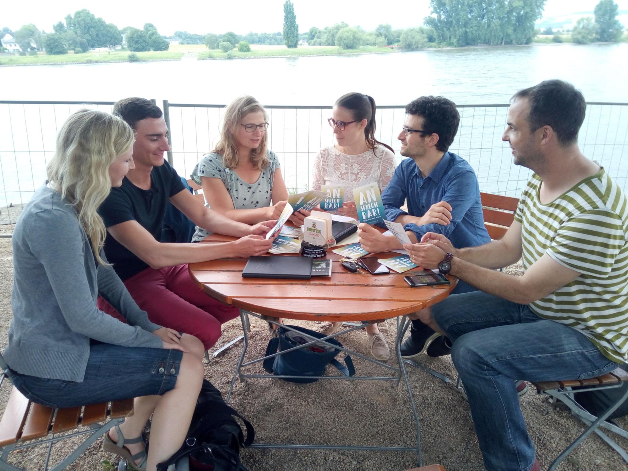Das Team von 'AnsprechBar' Elisabeth Gorges, Tobias Petry, Elisabeth Zenner, Madeleine Schneider, Christopher Hoffmann, David Morgenstern (v. links). Auf dem Foto fehlen Melanie Kammerer und Christoph Michels.