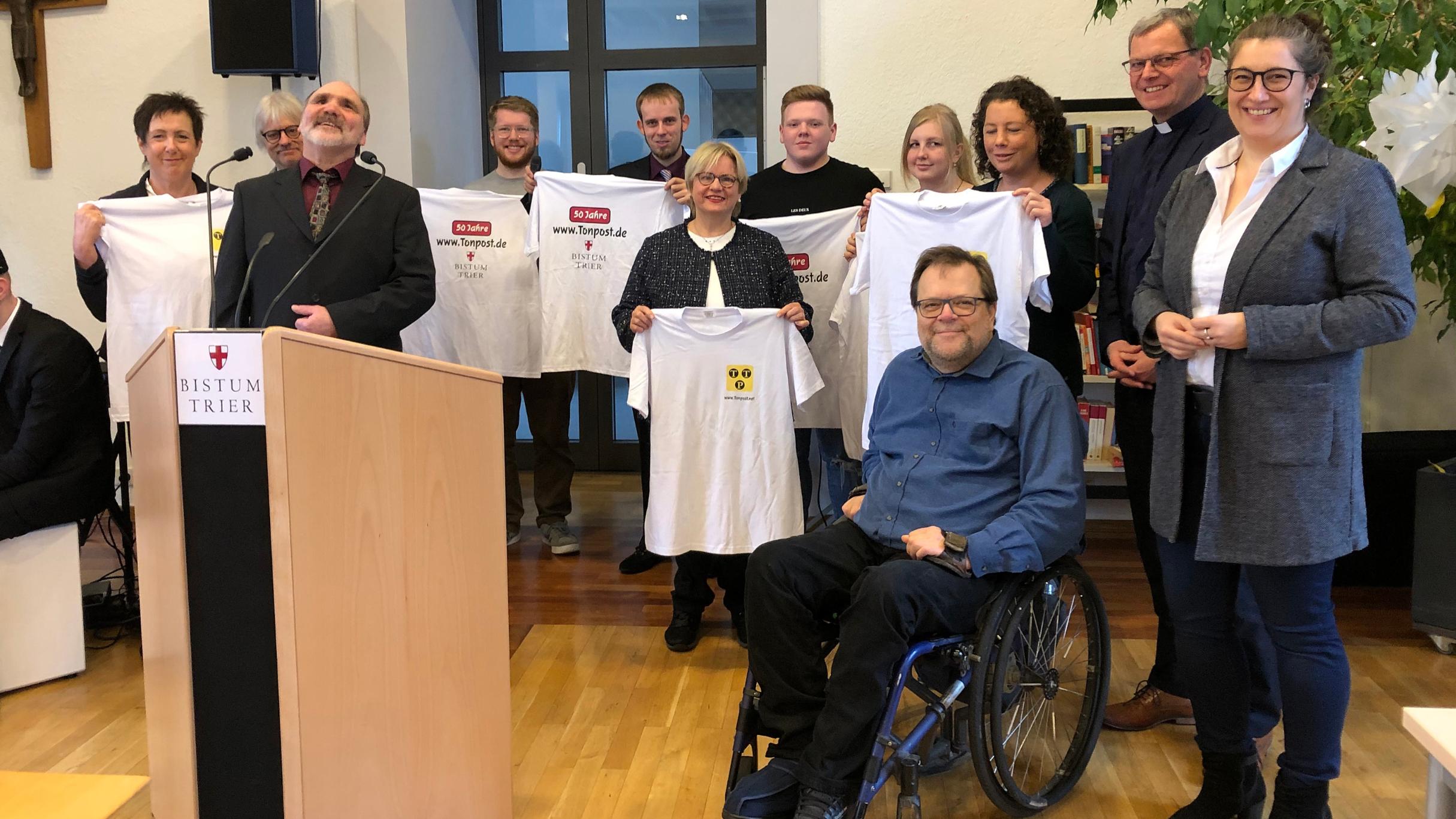 Das Redaktionsteam der 'Trierischen Tonpost' und ganz rechts Direktorin Judith Rupp und links daneben Generalvikar Dr. Ulrich Graf von Plettenberg