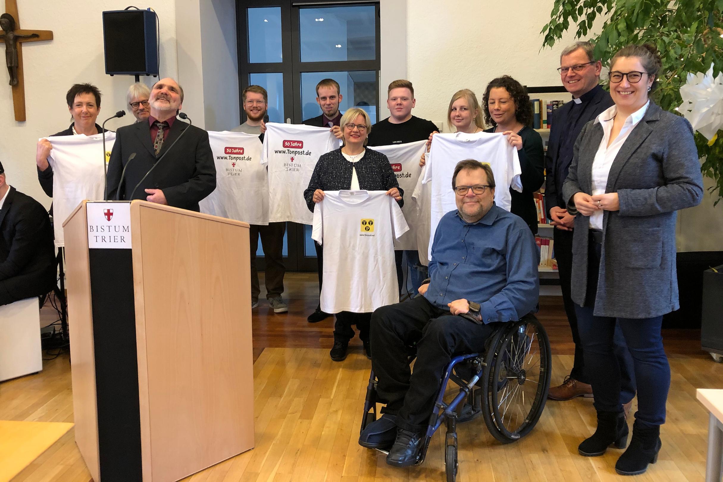 Das Redaktionsteam der 'Trierischen Tonpost' und ganz rechts Direktorin Judith Rupp und links daneben Generalvikar Dr. Ulrich Graf von Plettenberg