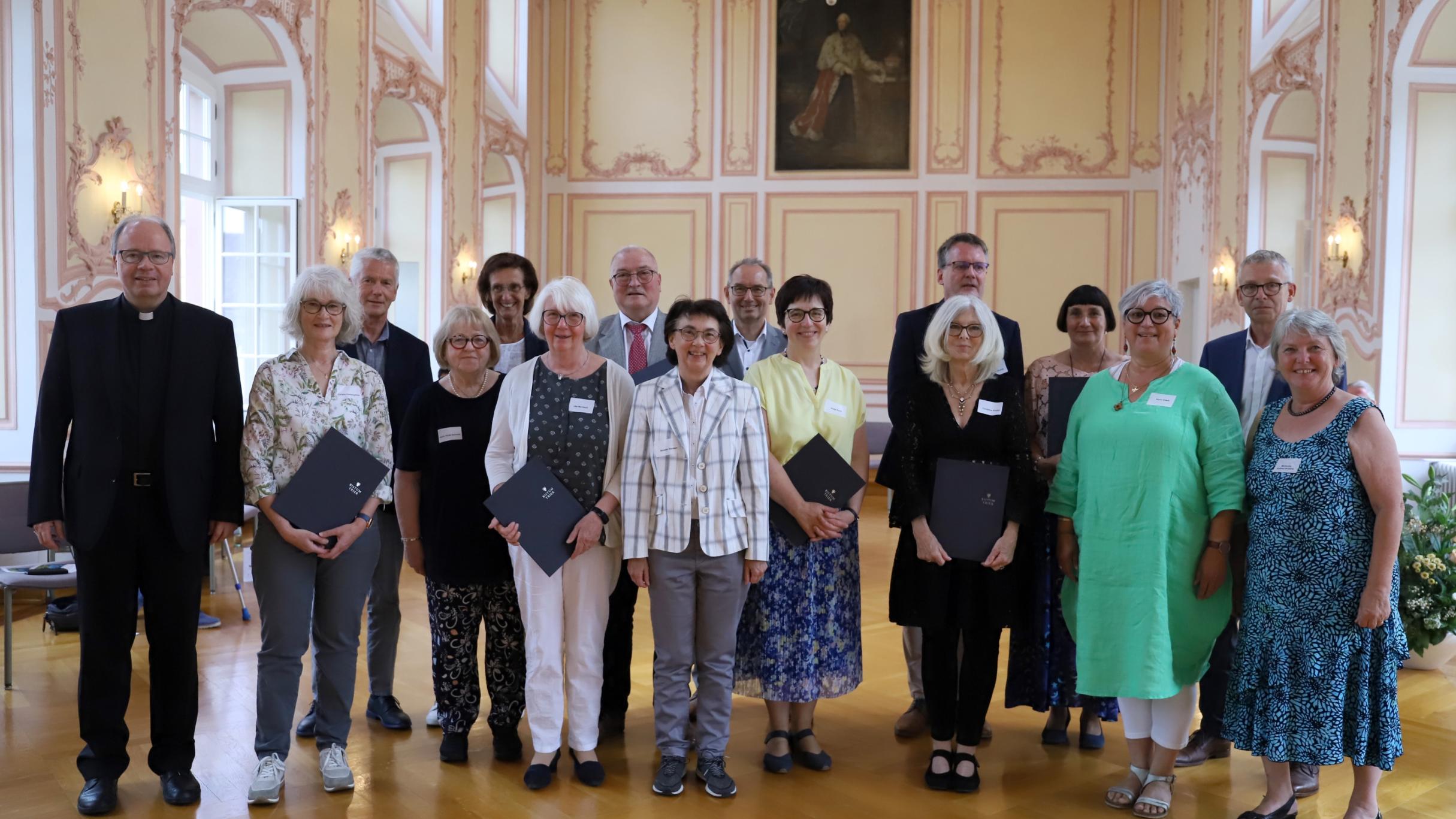 Gruppenfoto zusammen mit Bischof Ackermann (links) (Foto: Simone Bastreri/Bistum Trier)