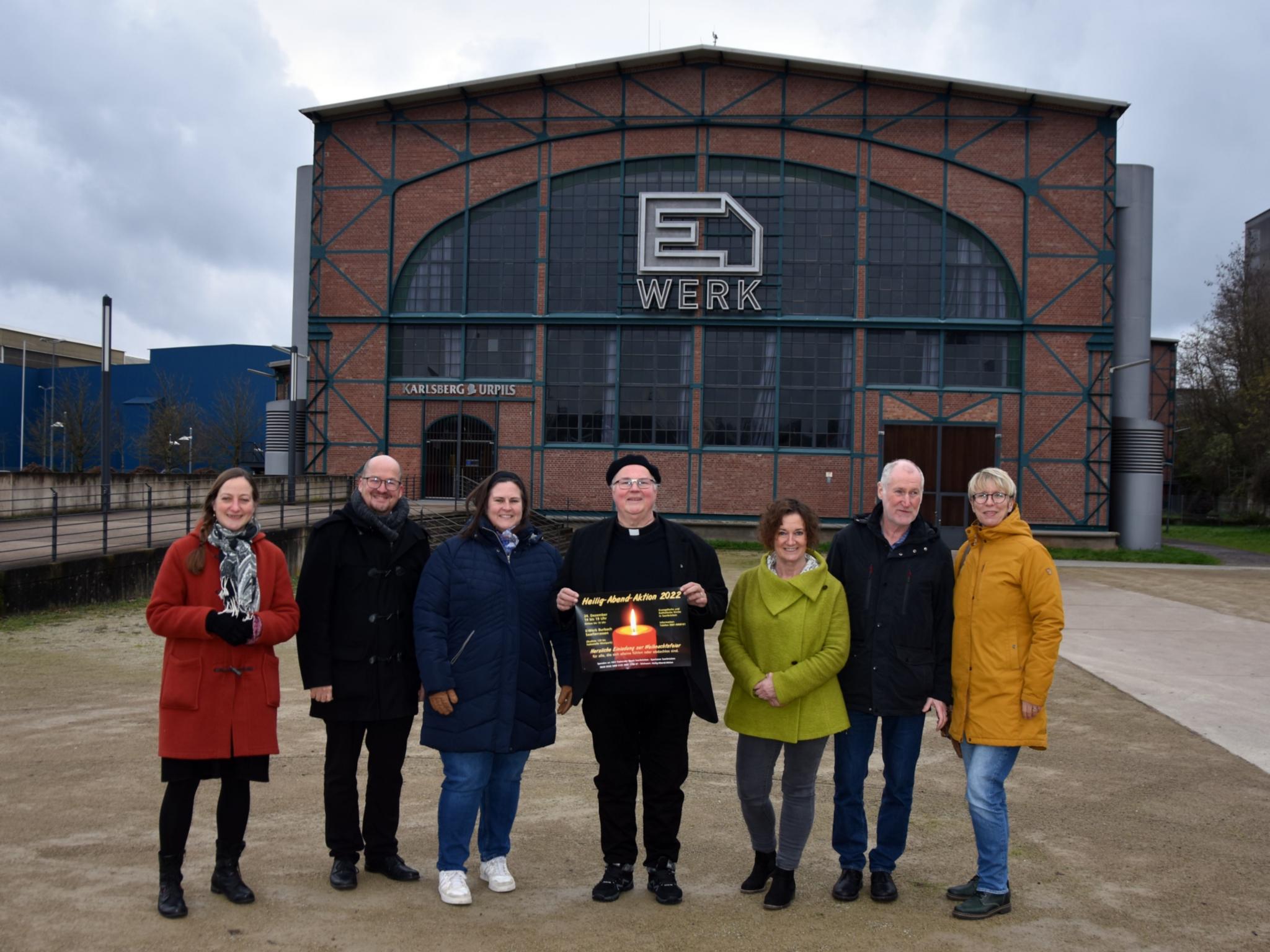 Pfarrerin Juliane Opiolla (Kirchenkreis Saar West) , Pfarrer Clemens Grünebach (Pastoraler Raum Saarbrücken), Tina Haase (Fachstelle Jugend), Diakon Horst-Peter Rauguth, Alexandra Klein (Fachstelle Jugend), Heiner Buchen und Monika Urbatsch (Pastoraler Raum Saarbrücken) (von links) vor dem E-Werk in Saarbrücken. Foto: Ute Kirch