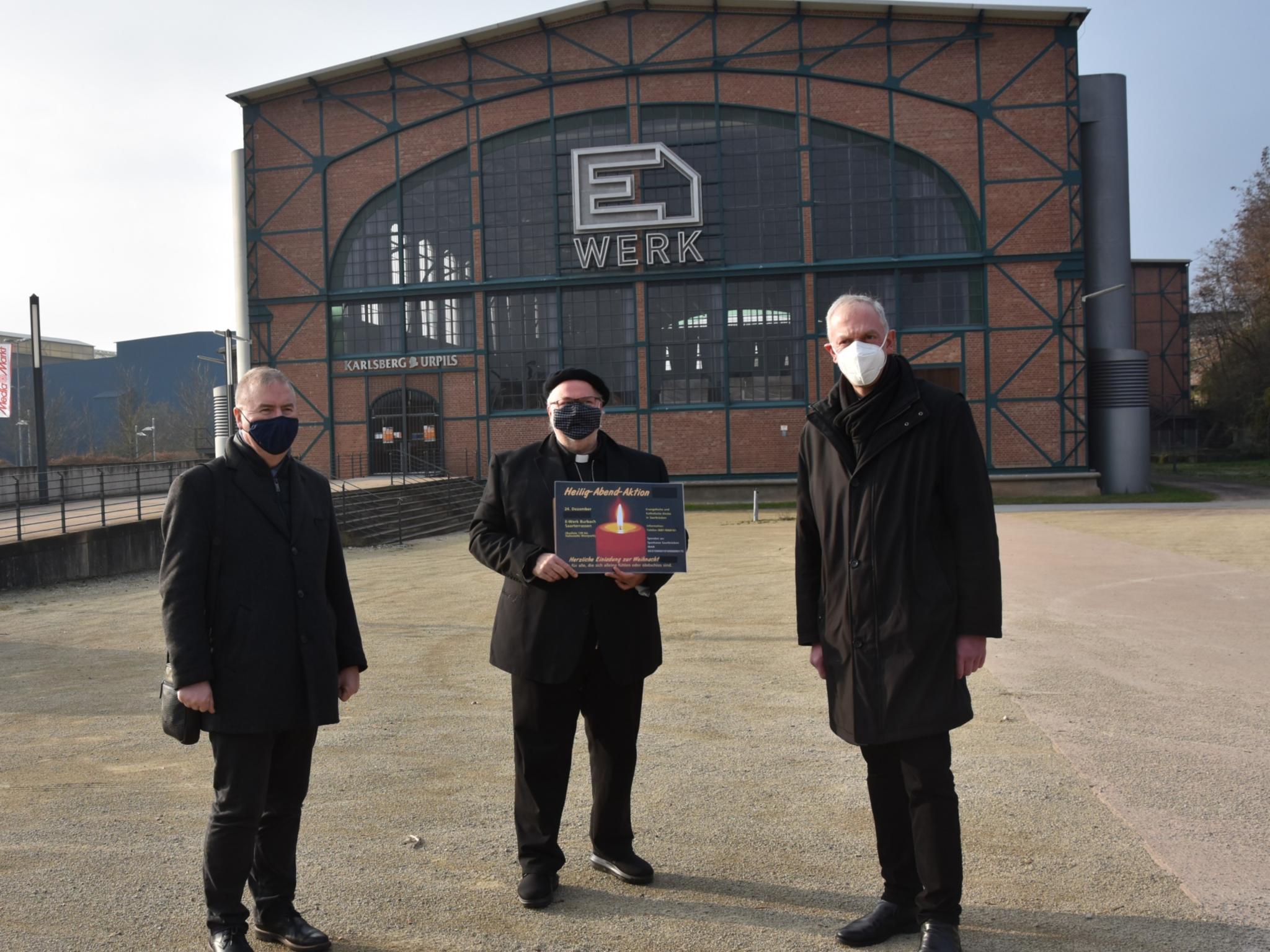 Superintendent Christian Weyer, Diakon Horst-Peter Rauguth und Dechant Benedikt Welter (vlnr) vor dem E-Werk in Saarbrücken. Foto: Ute Kirch